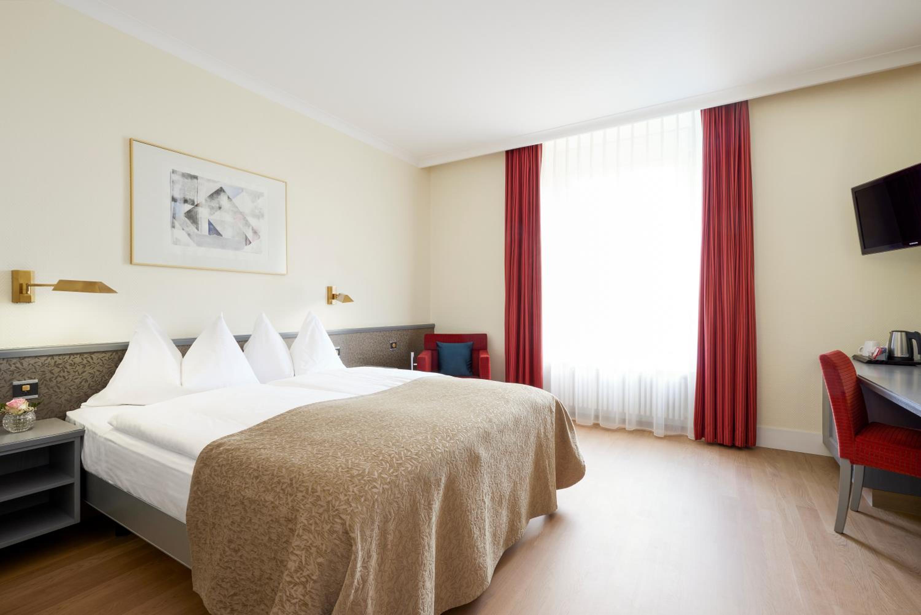 Superior Double Room with Queen-Size Bed and Mountain View, without Balcony