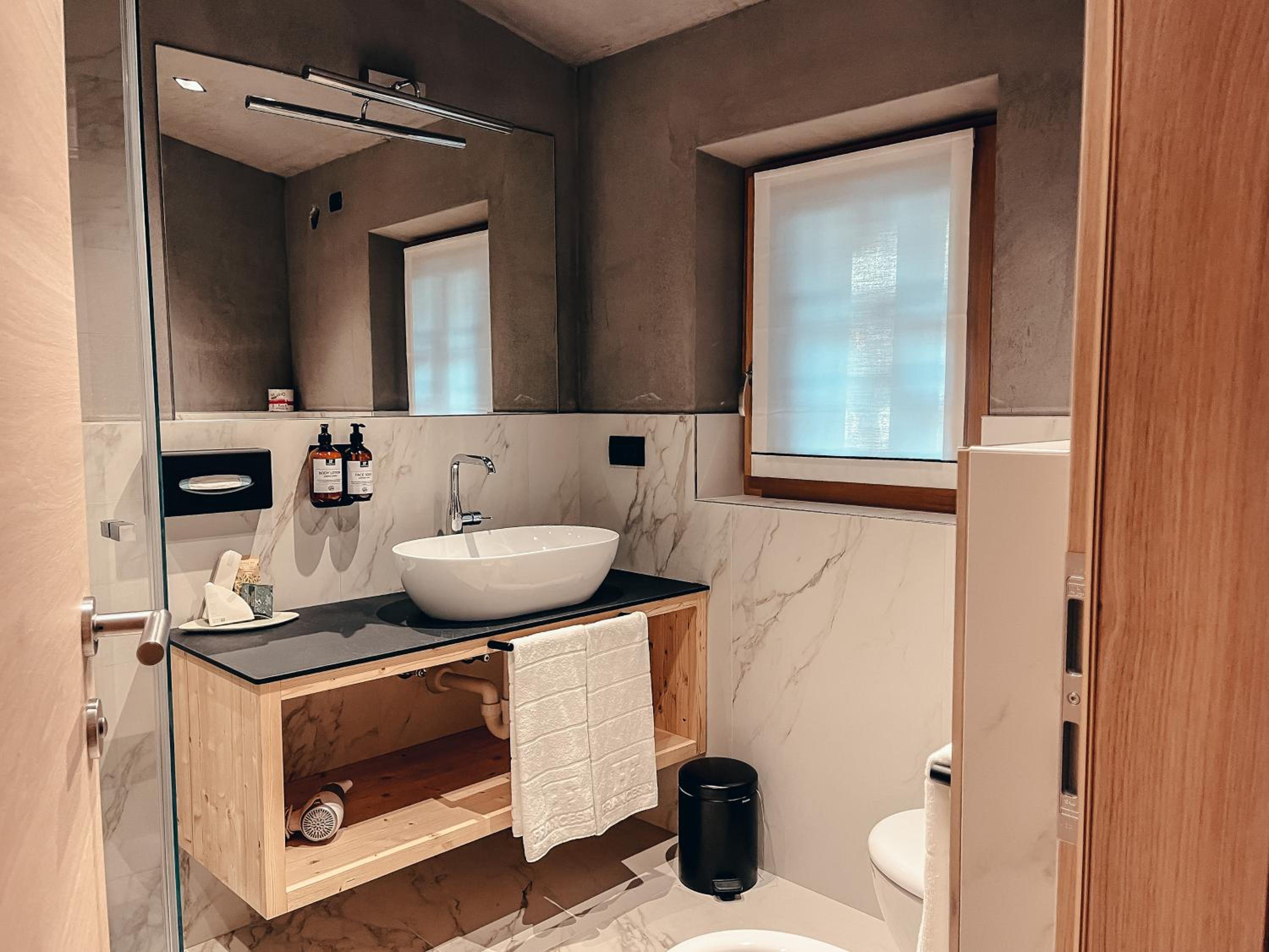 Double Room with Spa Bath photo 2