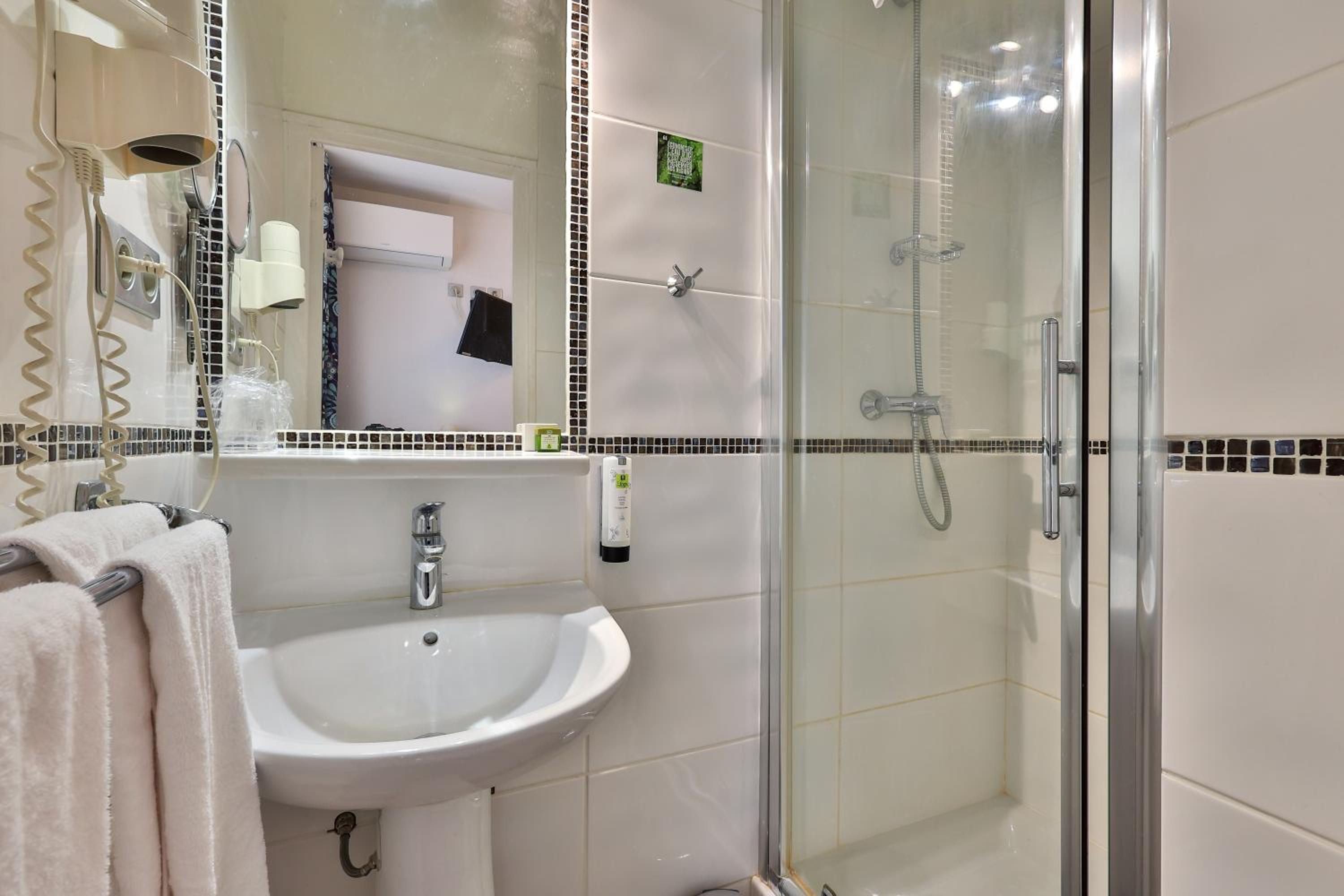 Twin/Triple Room with Air Conditioning photo 3
