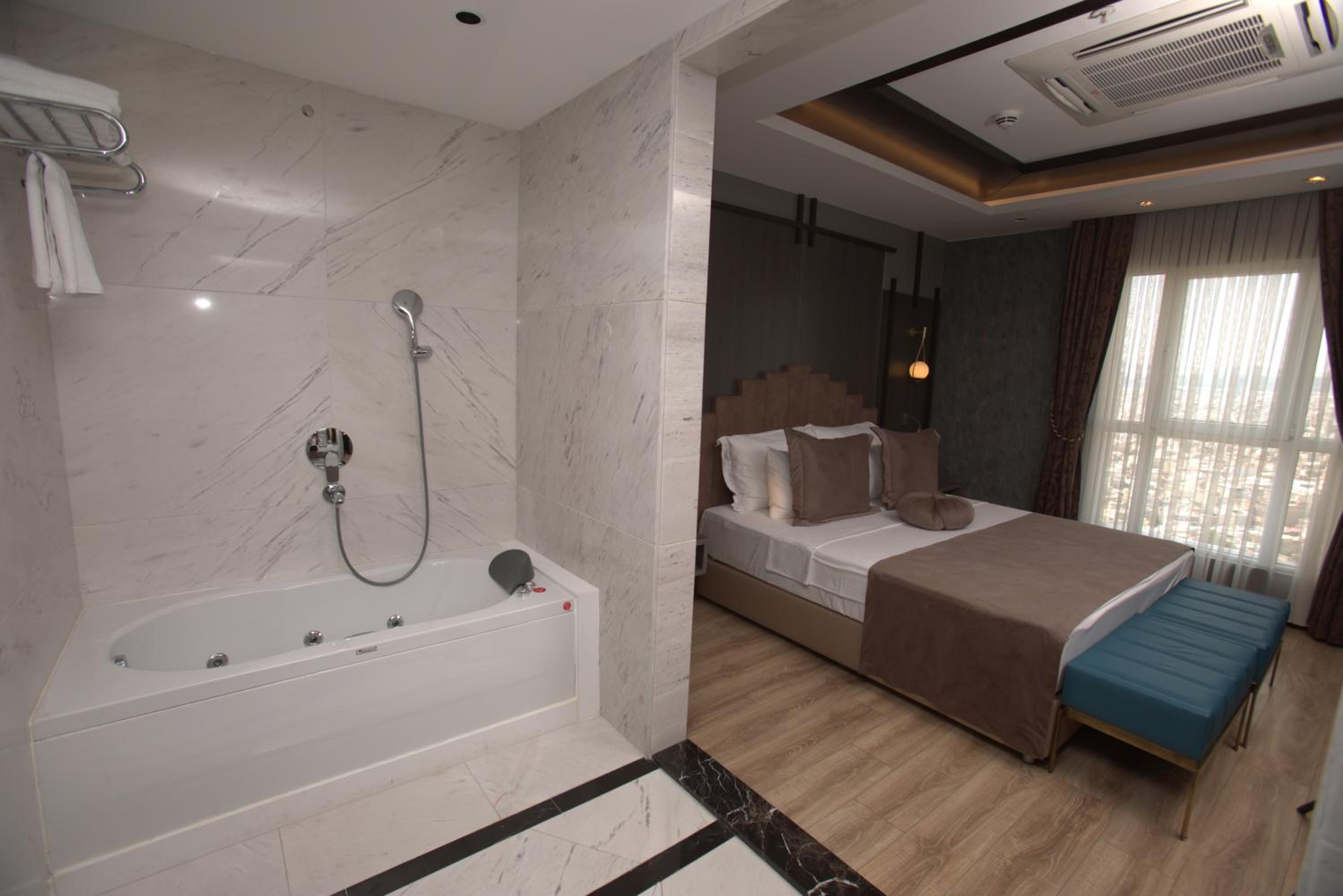 Suite - Photo 3