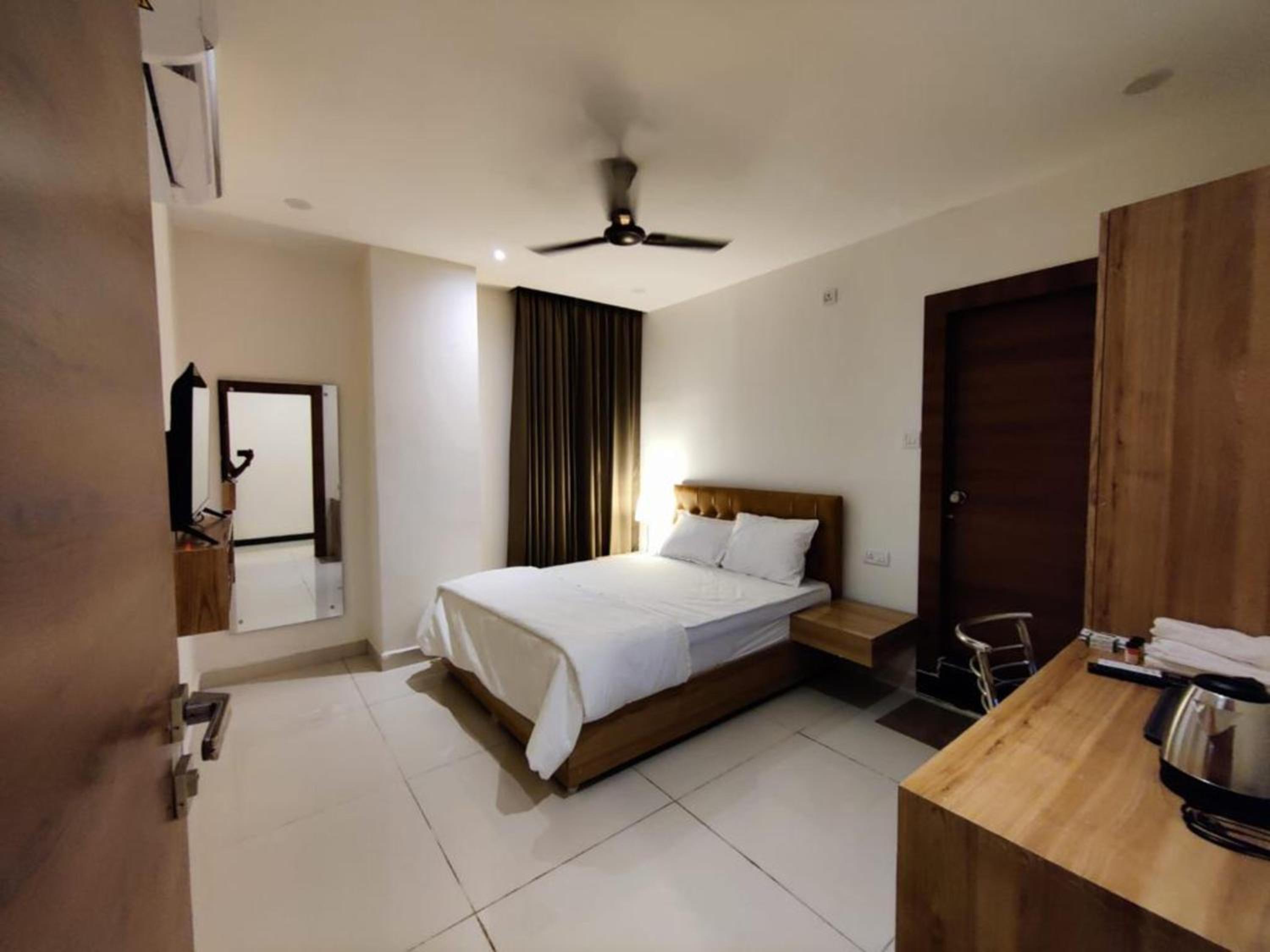 Deluxe Double Room - Photo 9
