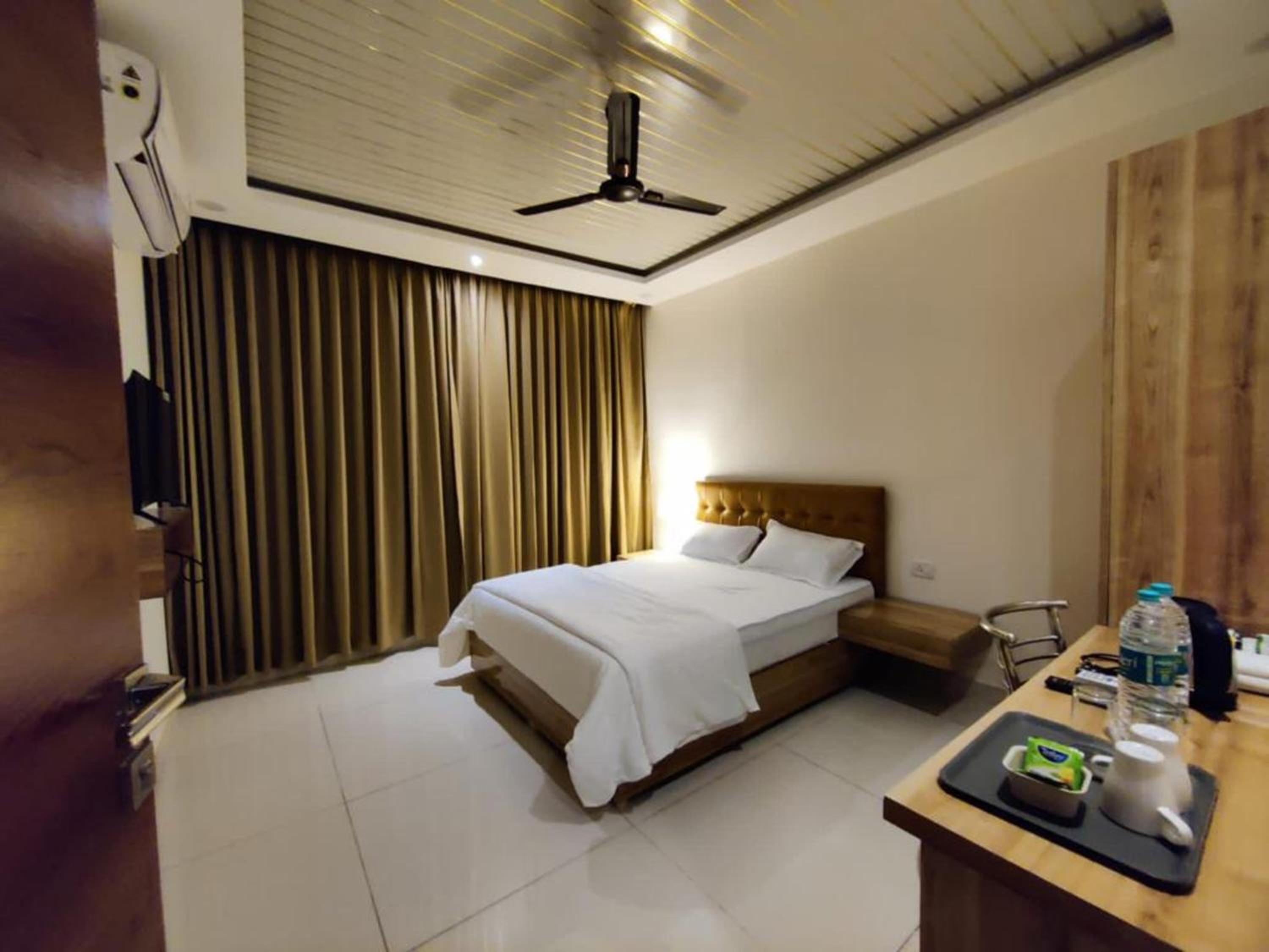 Deluxe Double Room - Photo 8