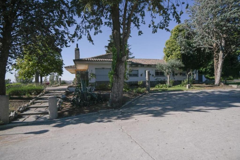 Five-Bedroom House photo 3