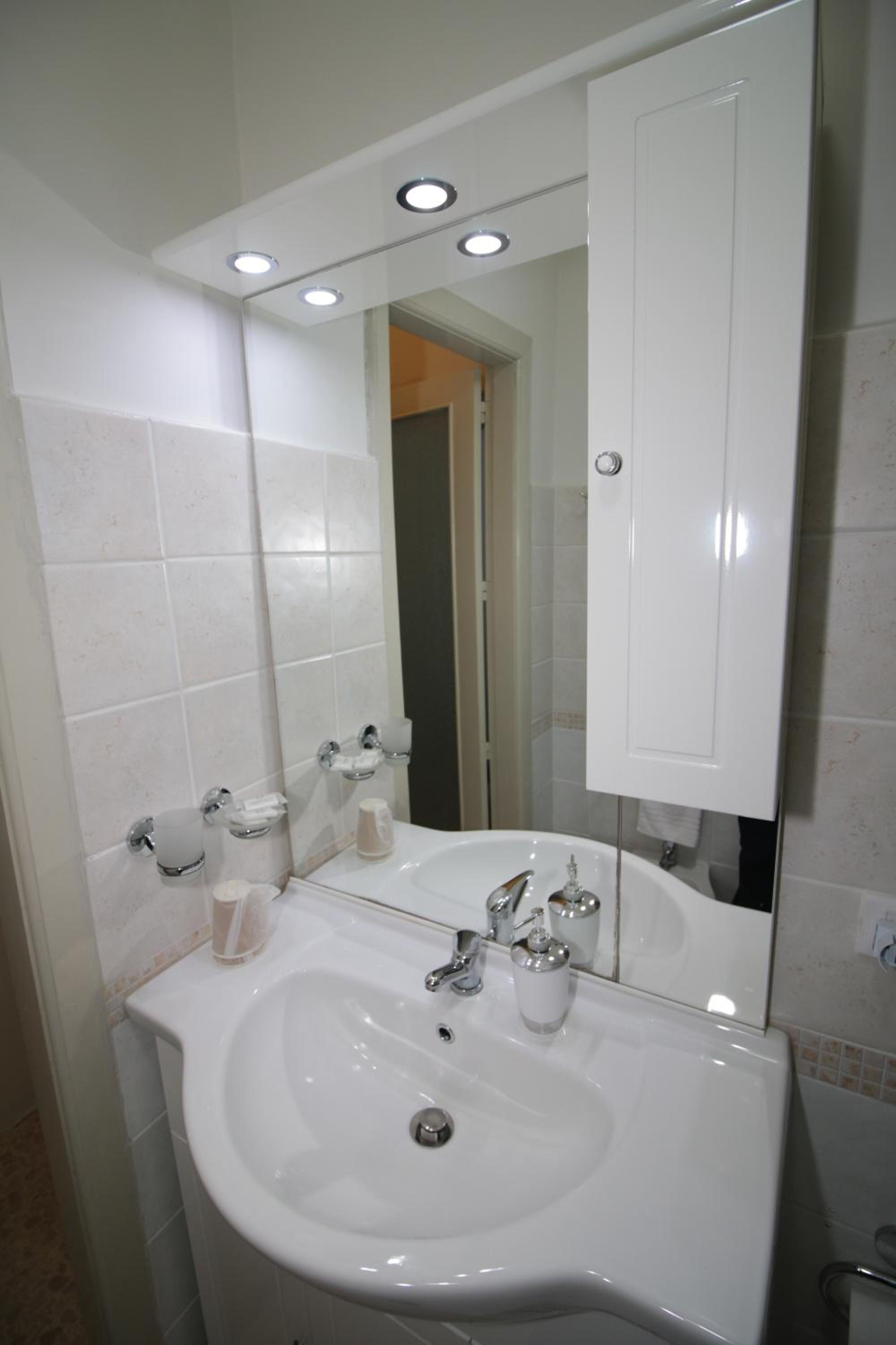 Standard Double Room - Photo 4