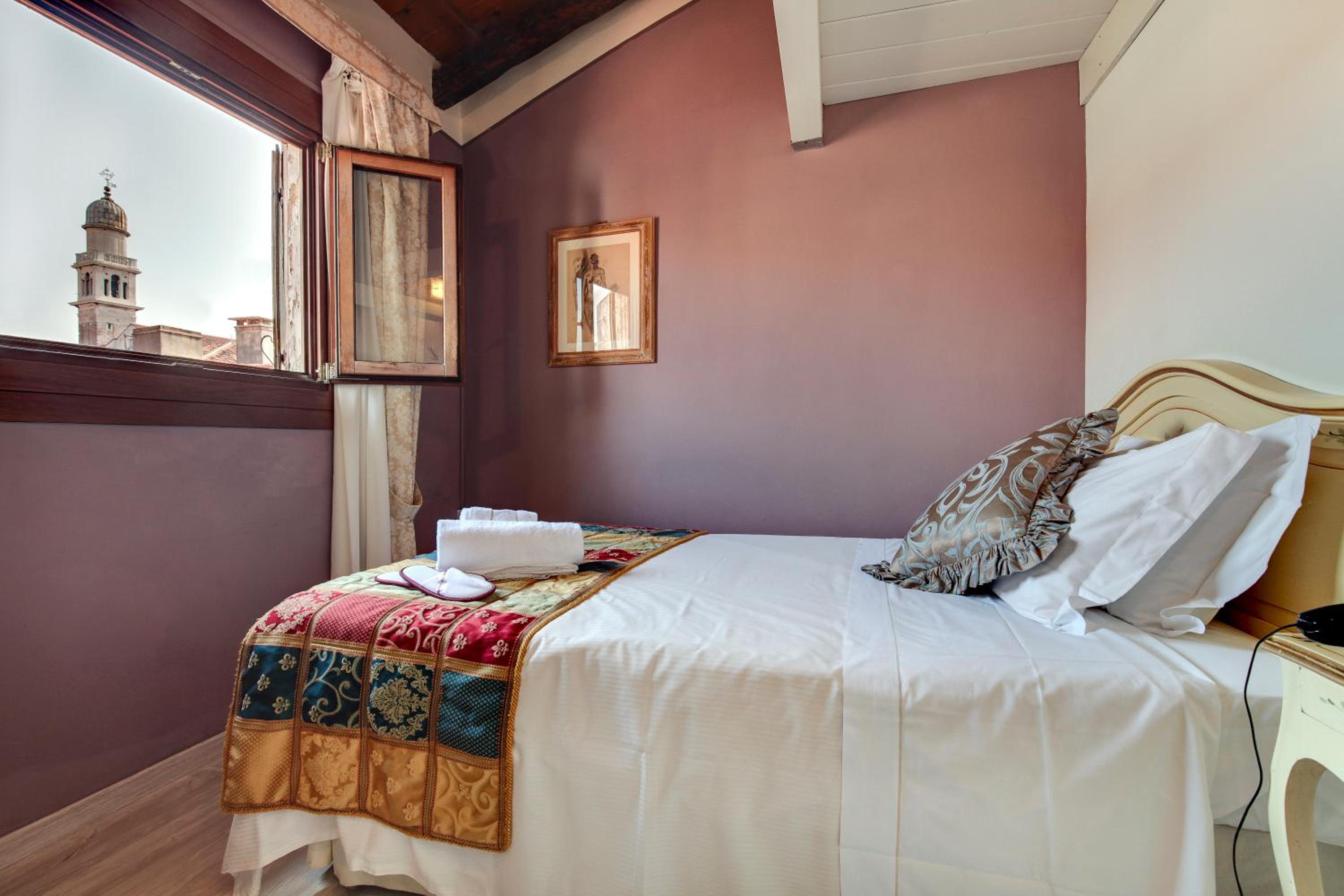 Single Room with Private Bathroom photo 1