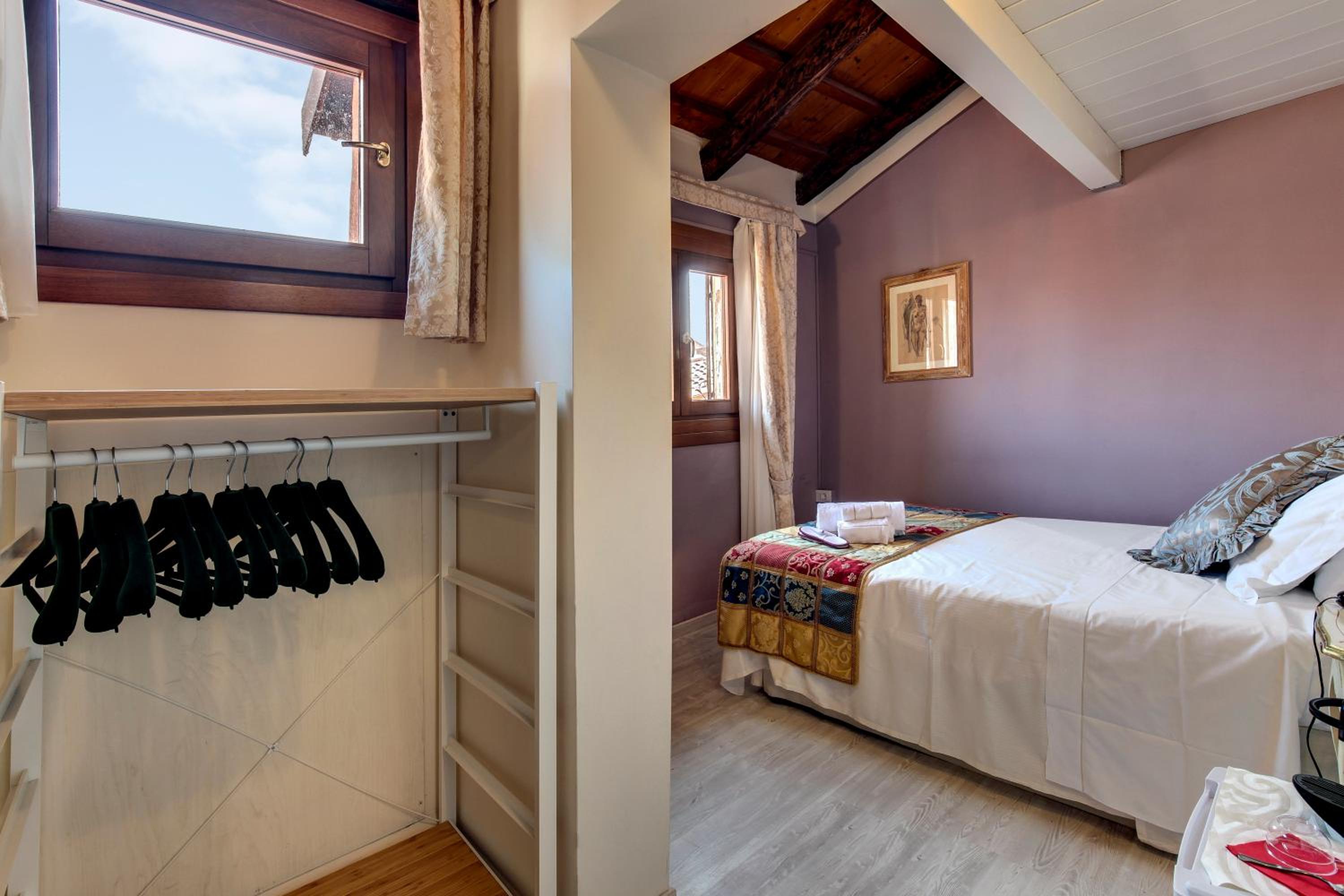 Single Room with Shared Bathroom photo 3