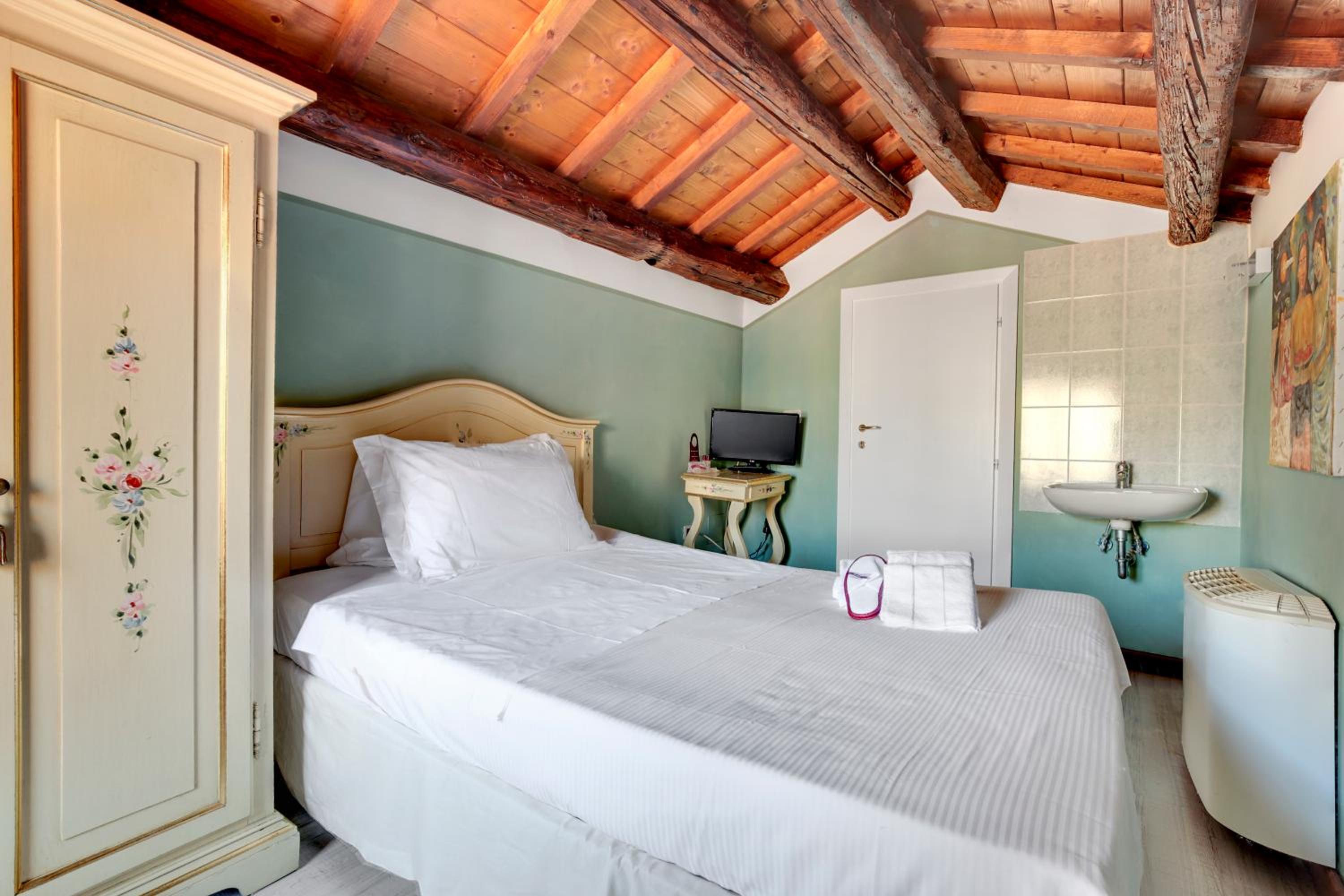 Single Room with Private Bathroom photo 3