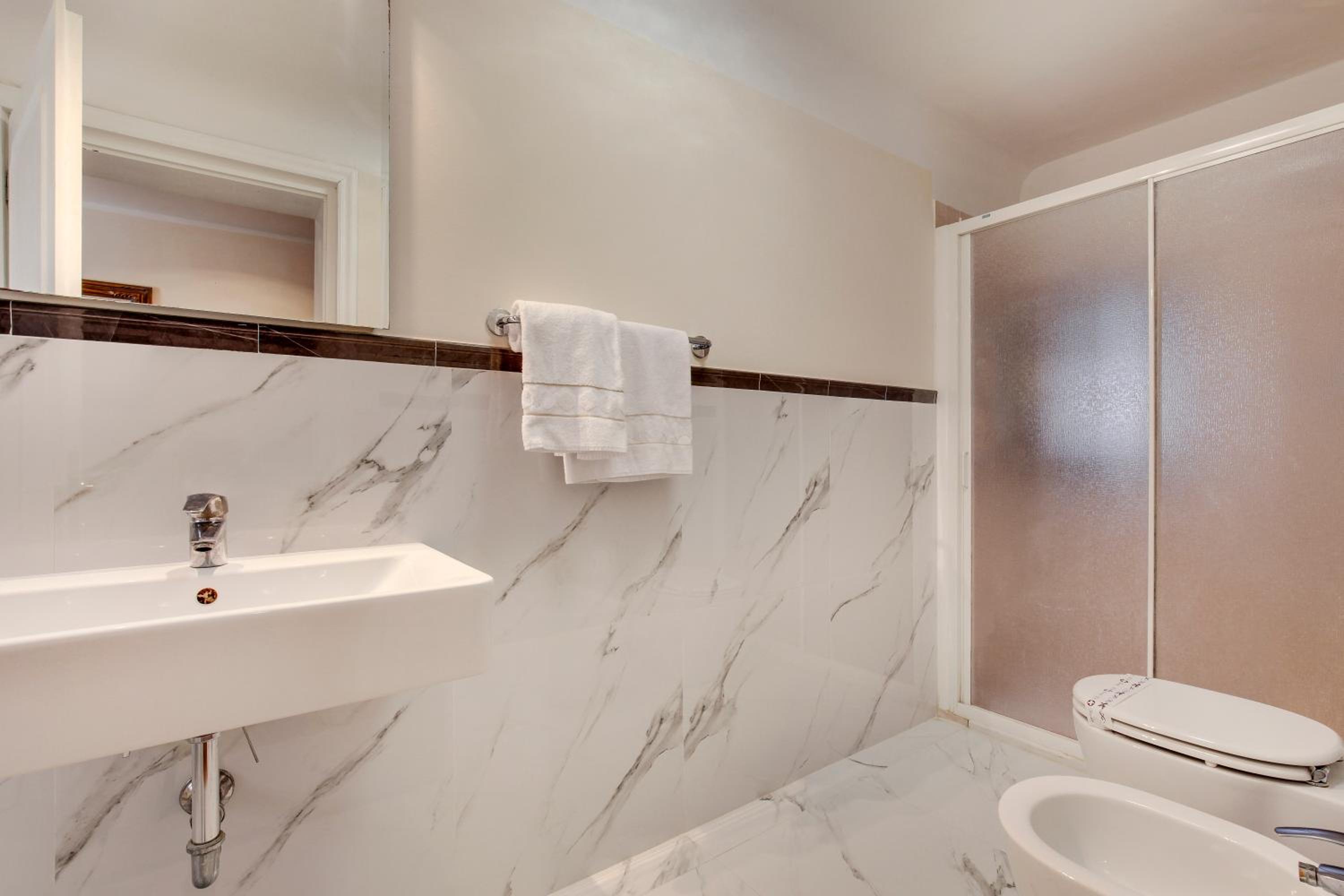 Quadruple Room with Private Bathroom photo 3