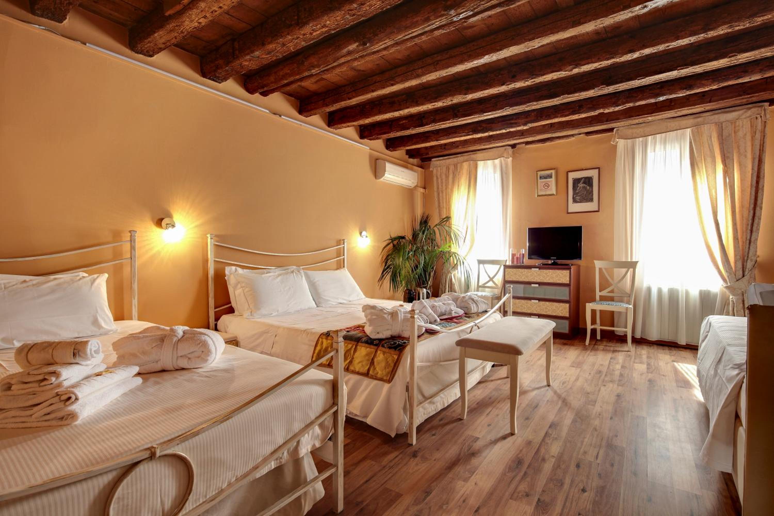 Double Room with Private External Bathroom photo 3