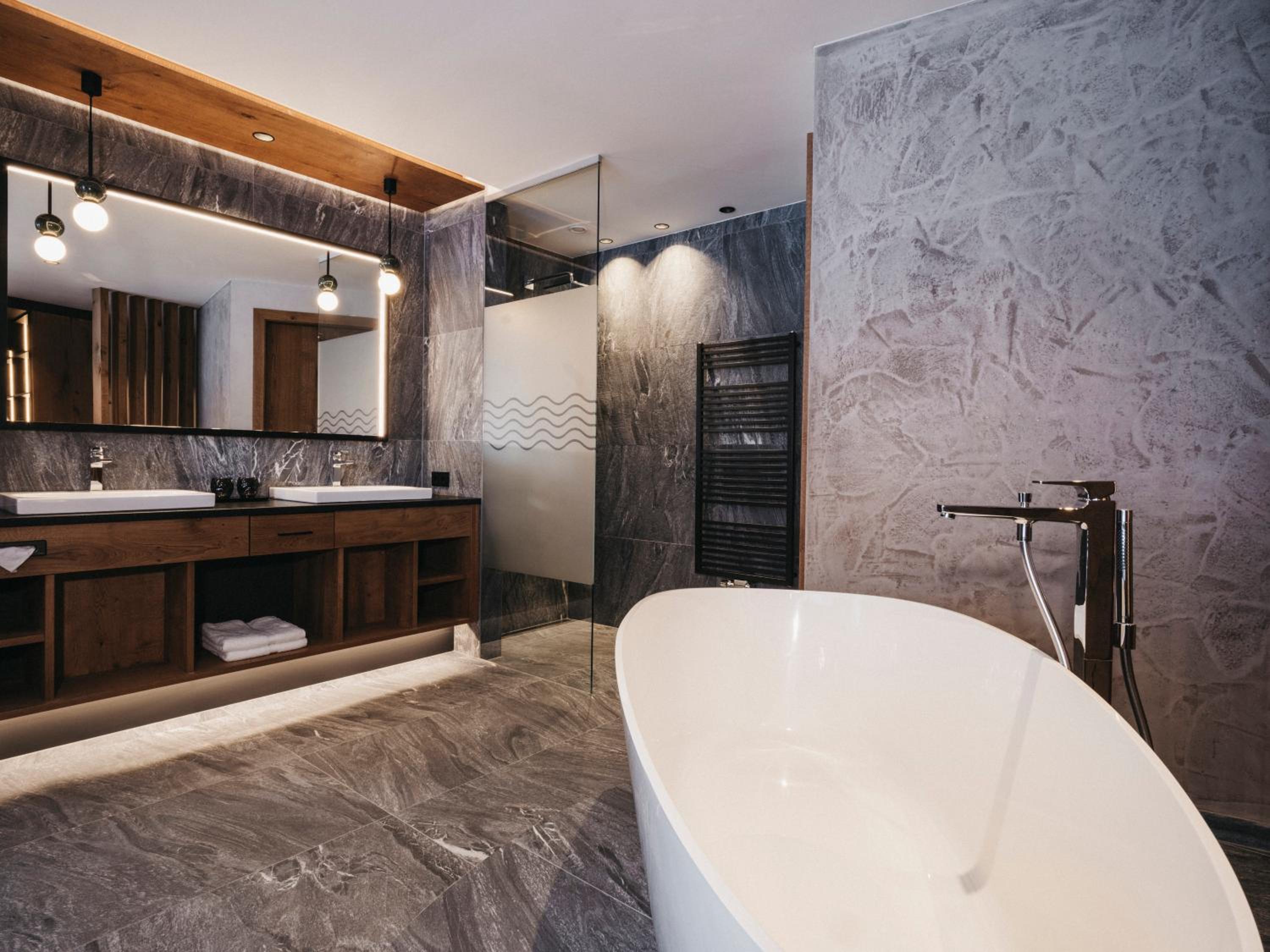 King Suite with Balcony - Photo 4