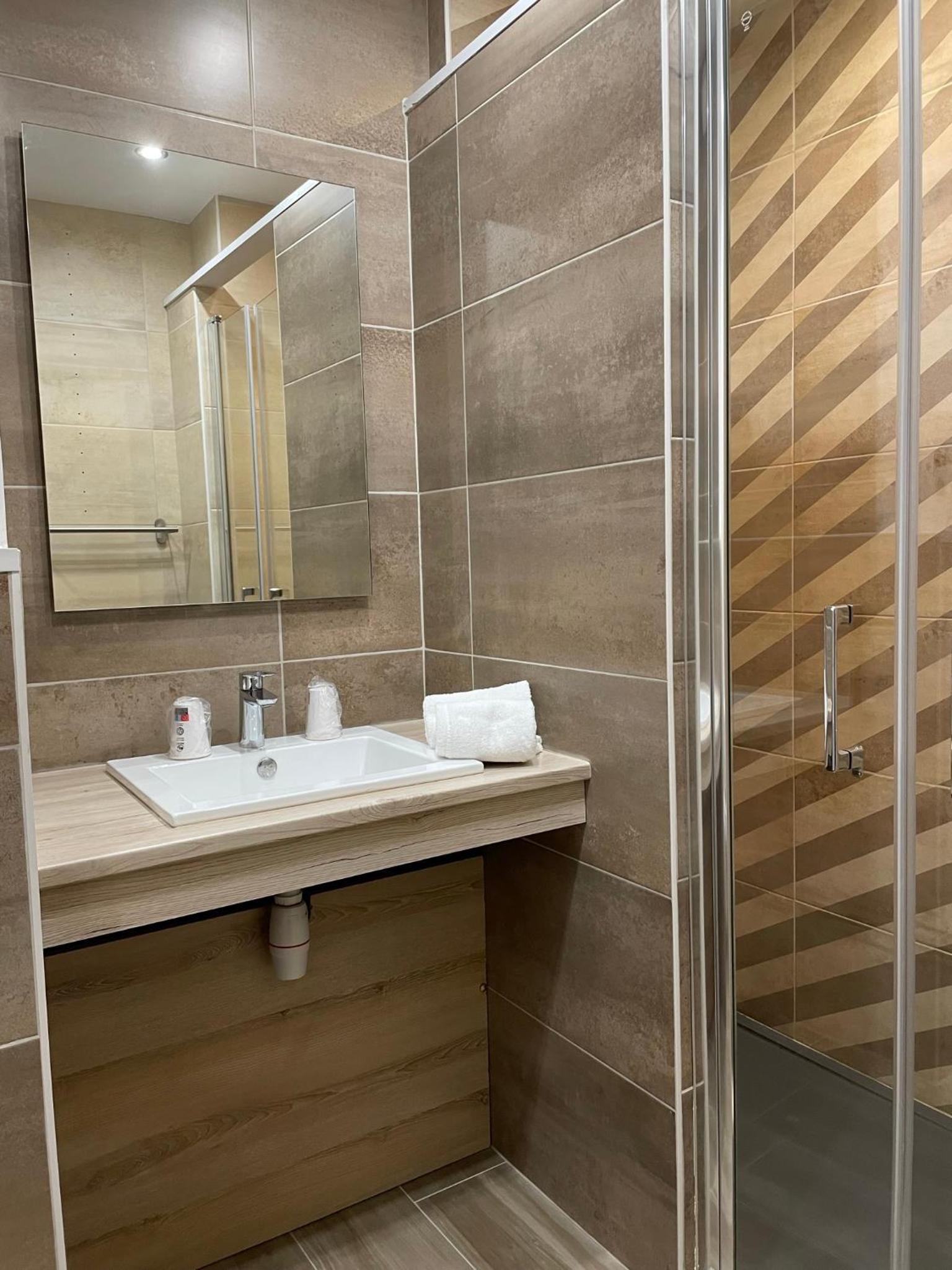 Standard Twin Room - Photo 4