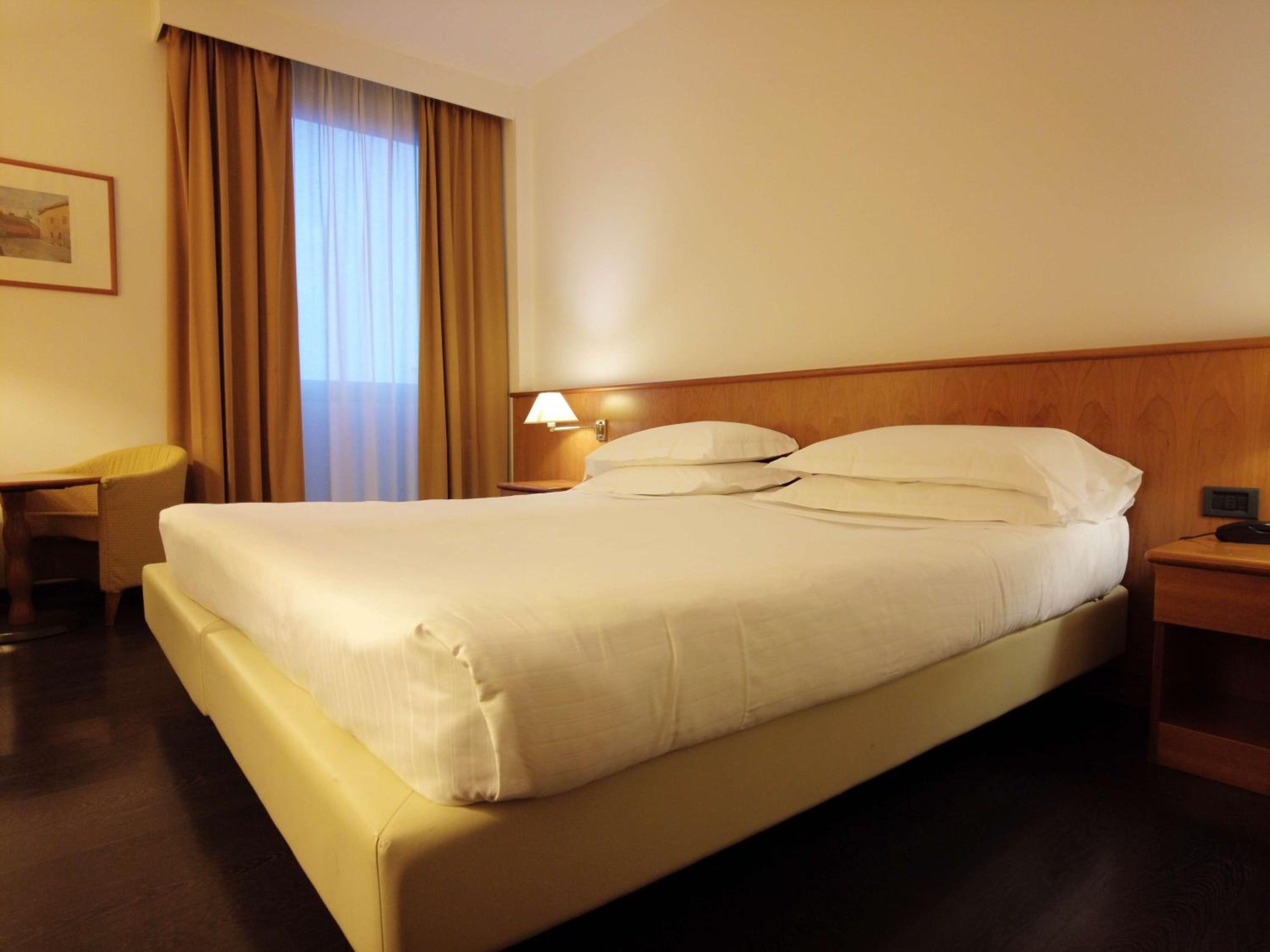 Standard King Room - Photo 12