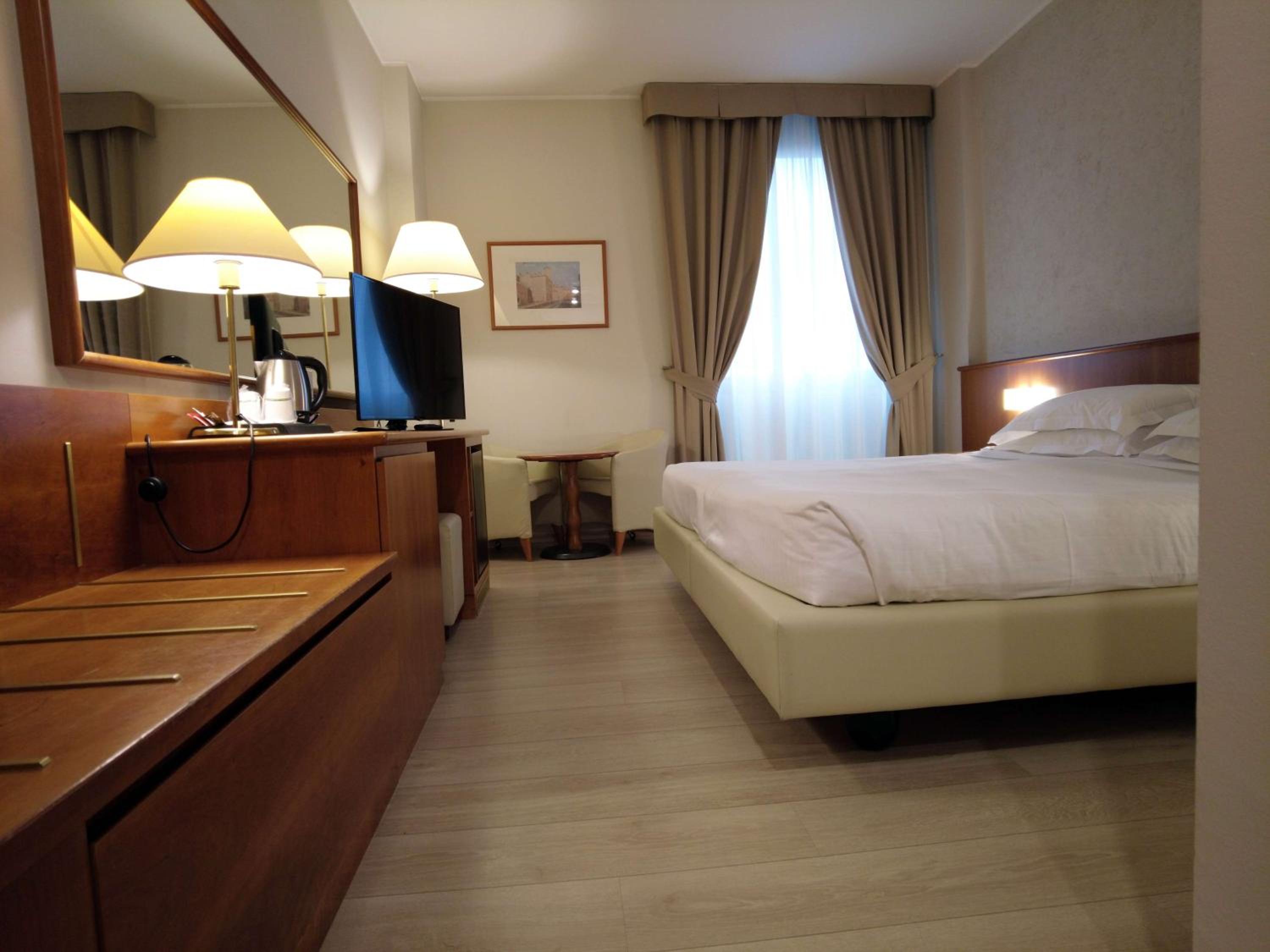 Standard King Room - Photo 14