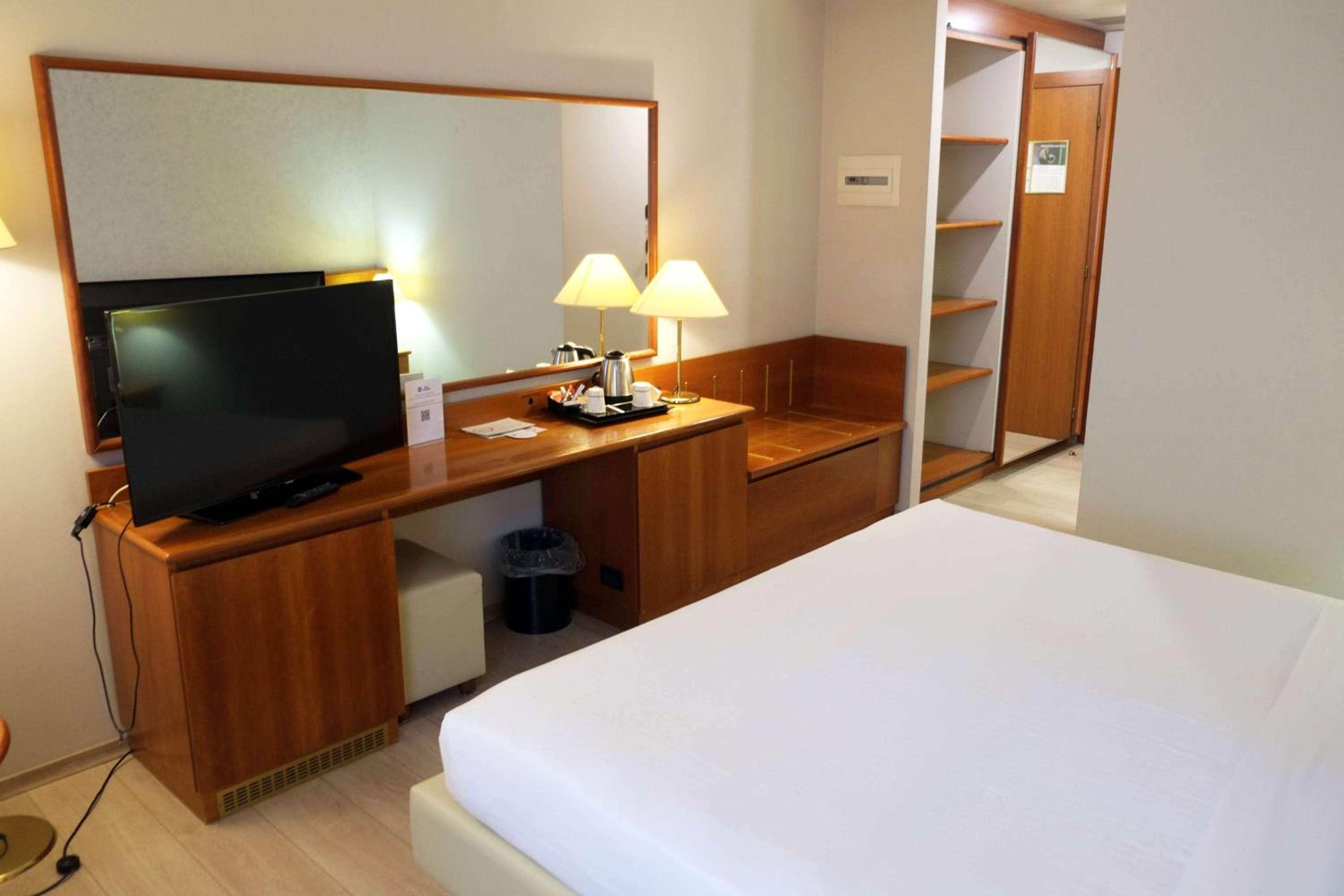 Standard King Room - Photo 13