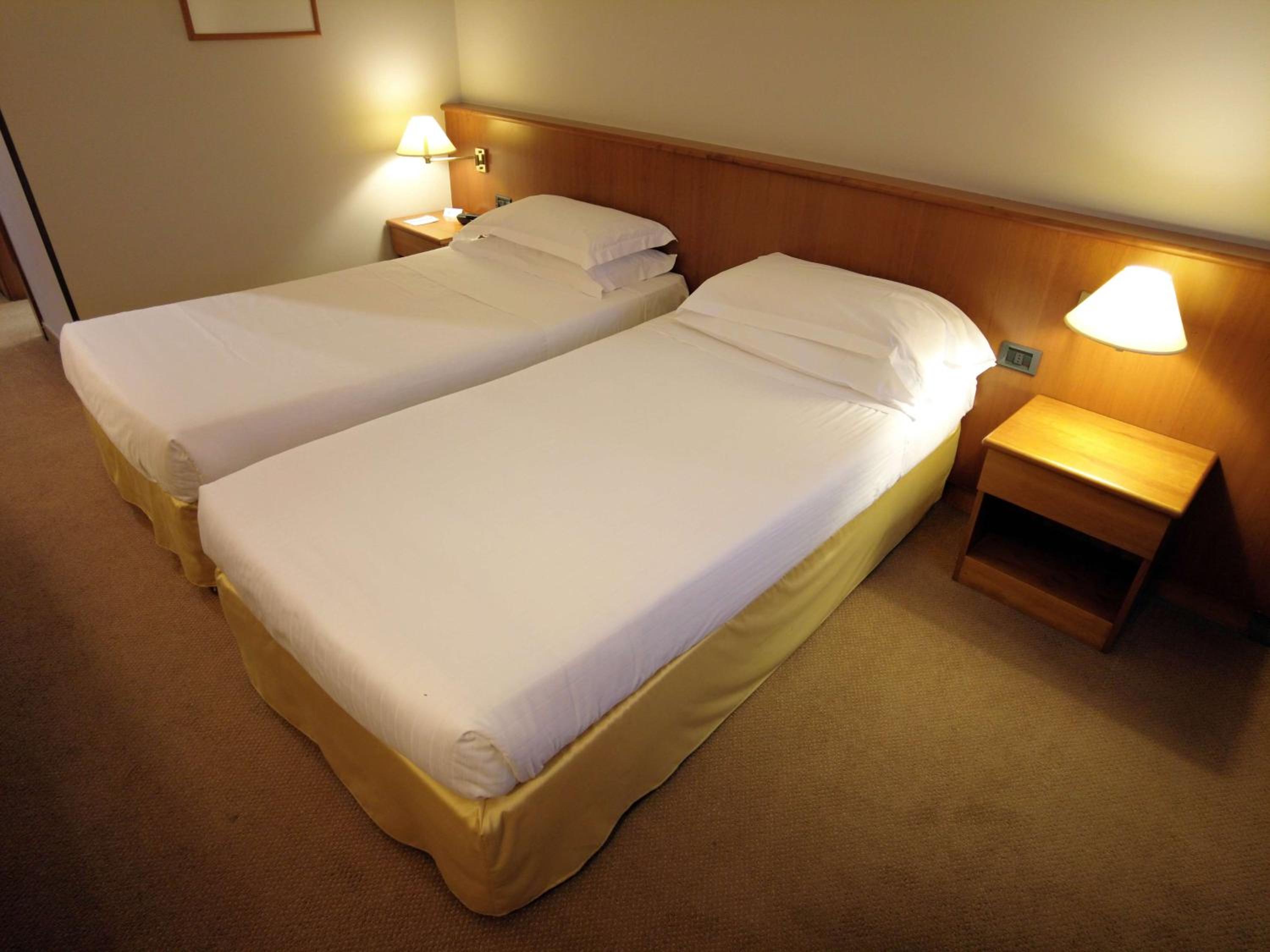 Standard Twin Room - Photo 10