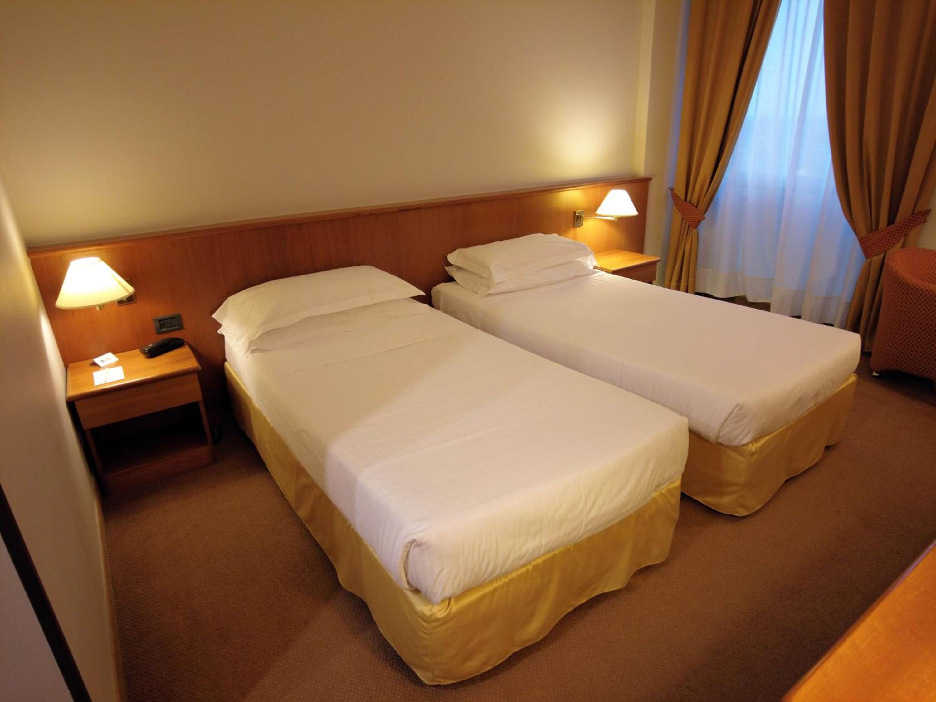 Standard Twin Room - Photo 12