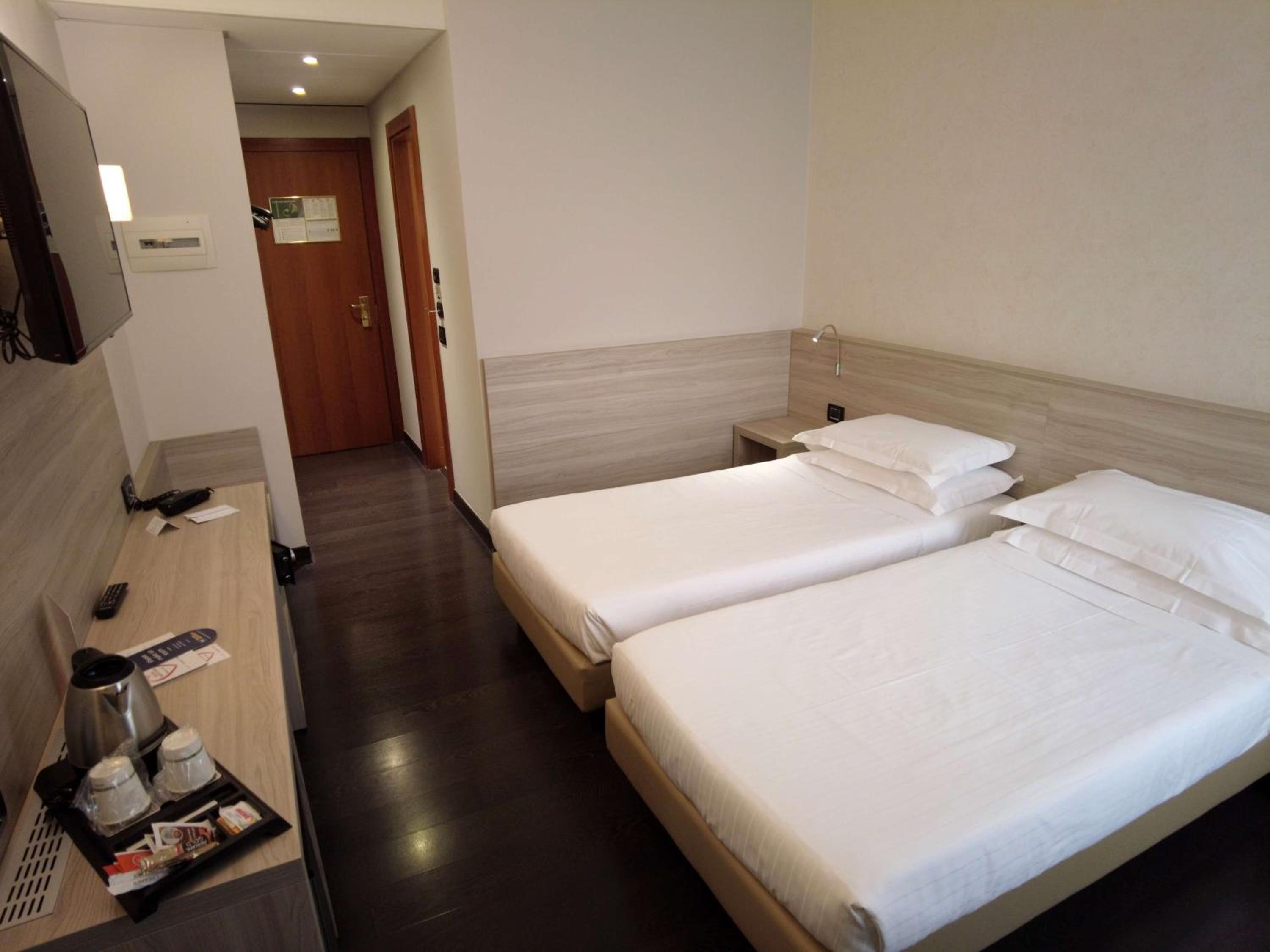 Standard Twin Room - Photo 3