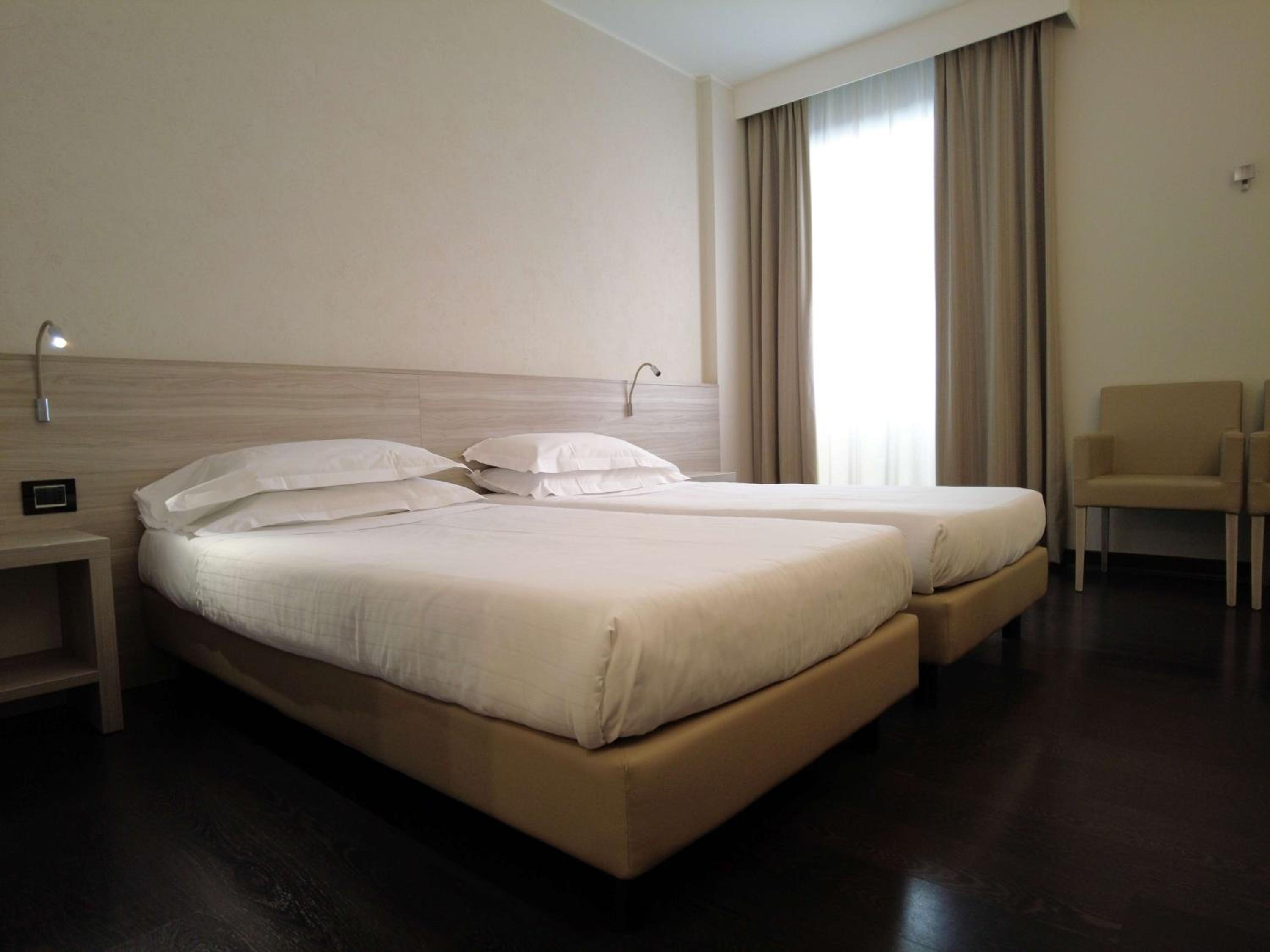 Standard Twin Room - Photo 9