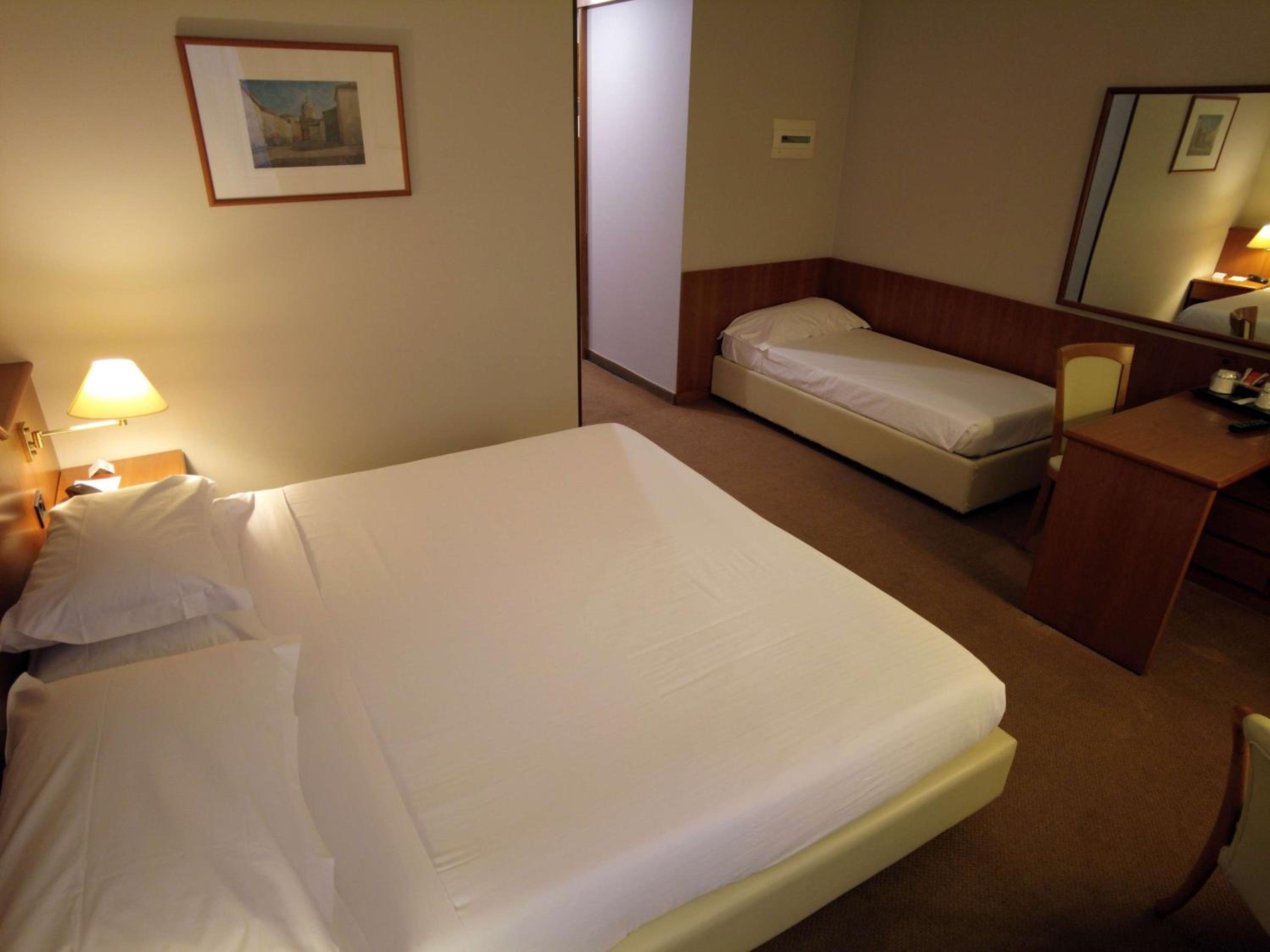 Standard King Room with Extra Bed - Photo 2