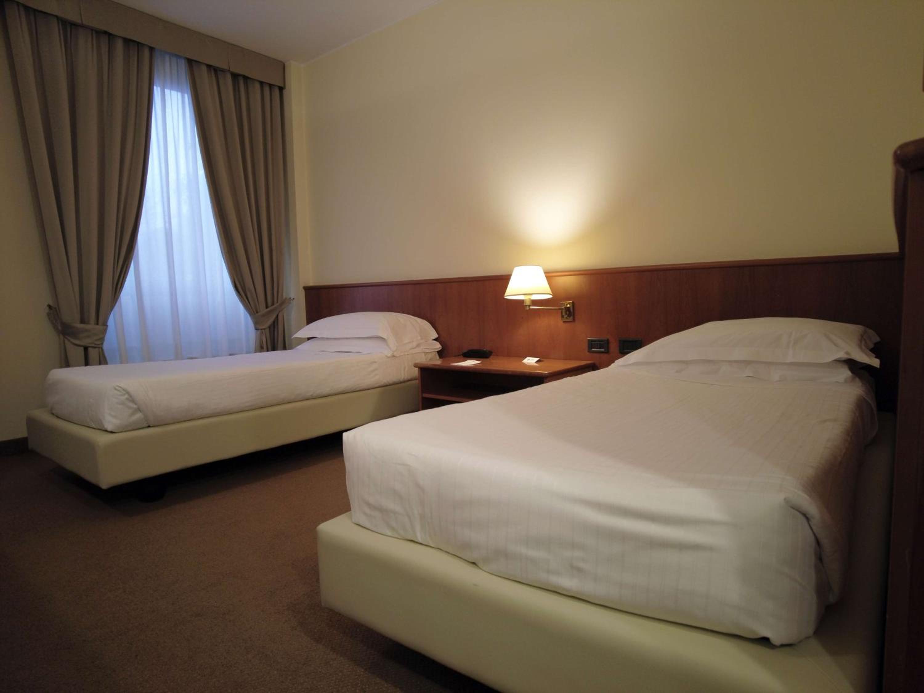 Twin Room - Disability Access - Photo 6