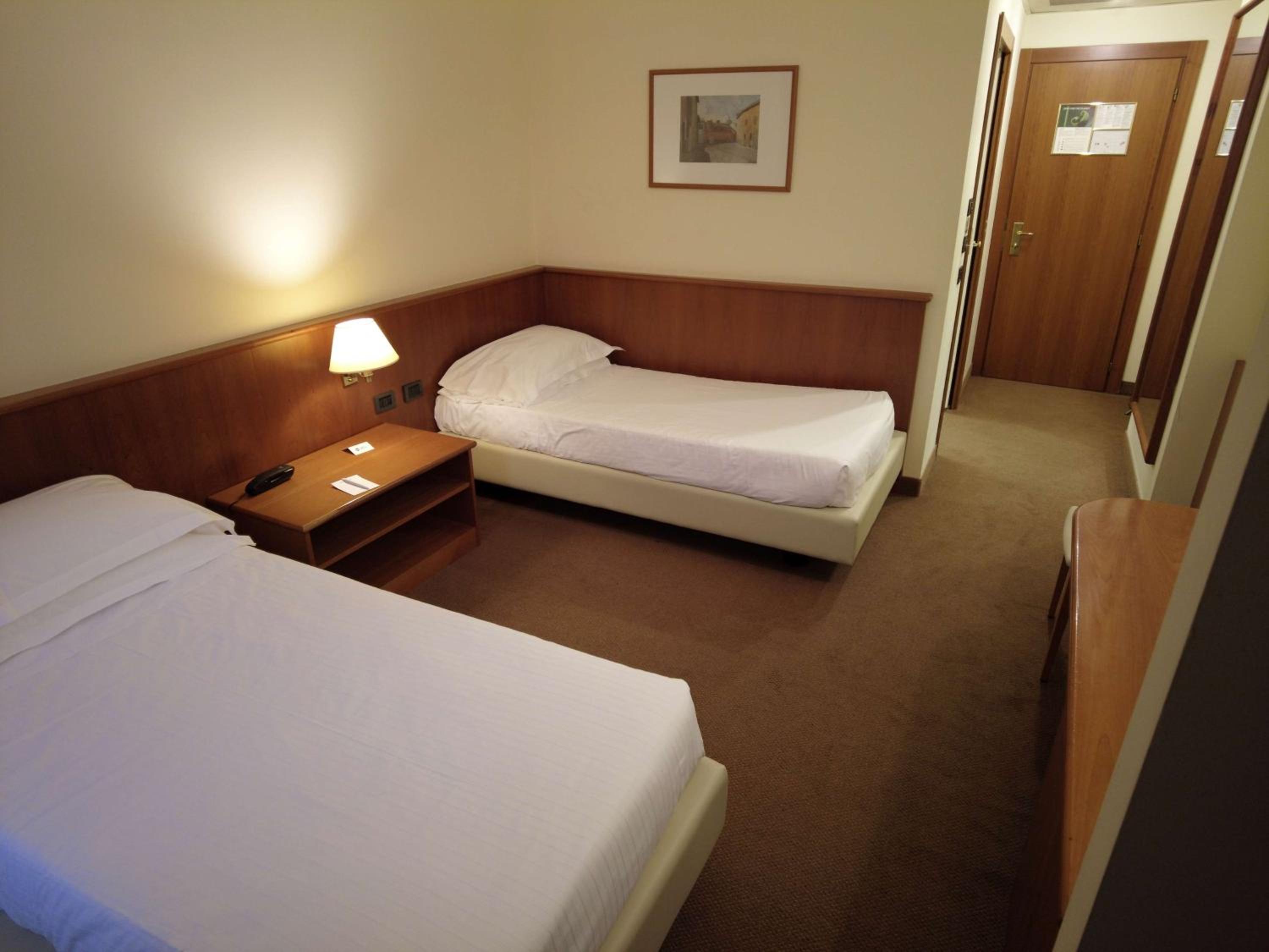 Twin Room - Disability Access - Photo 5