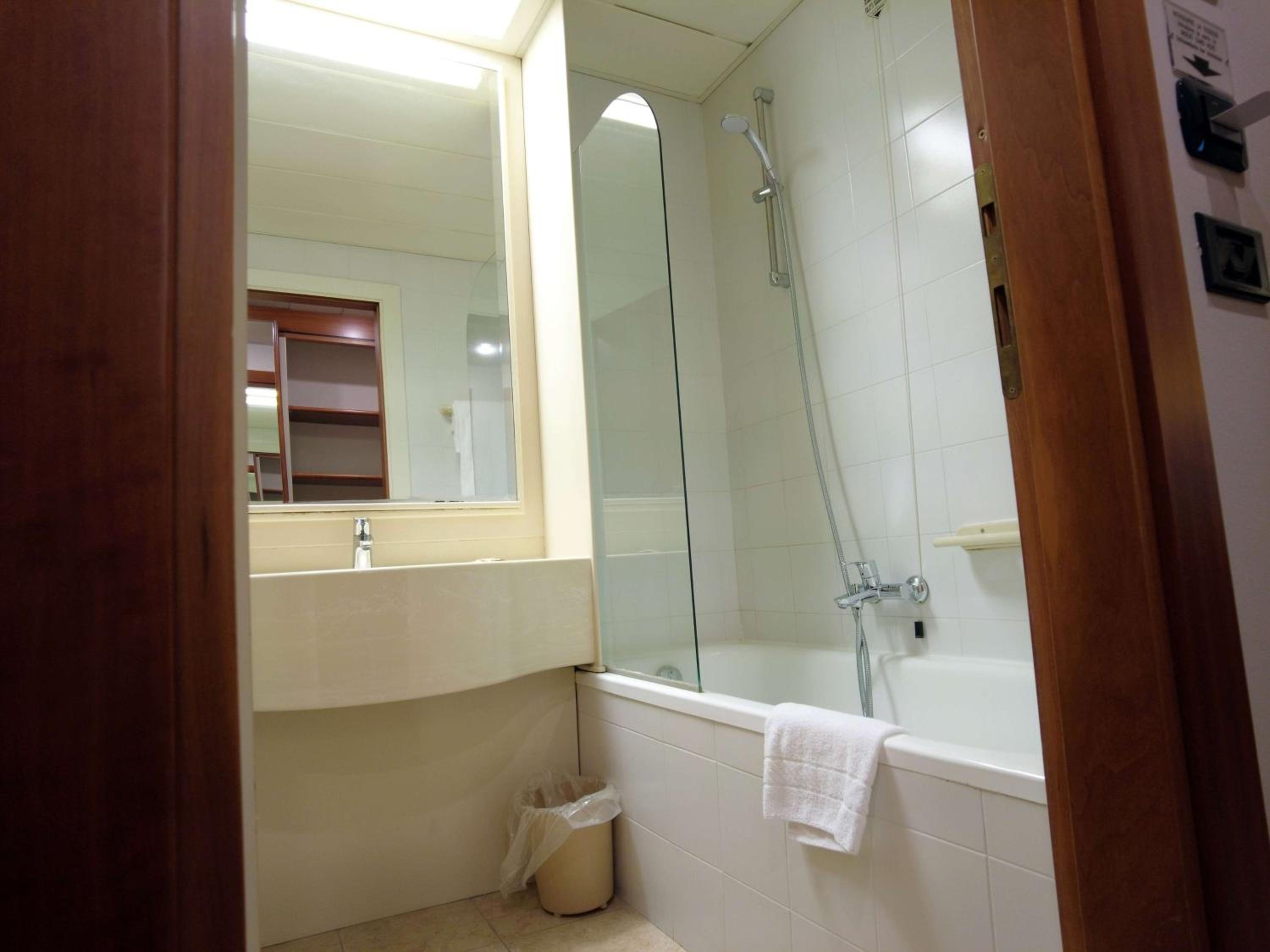 Standard King Room - Photo 9