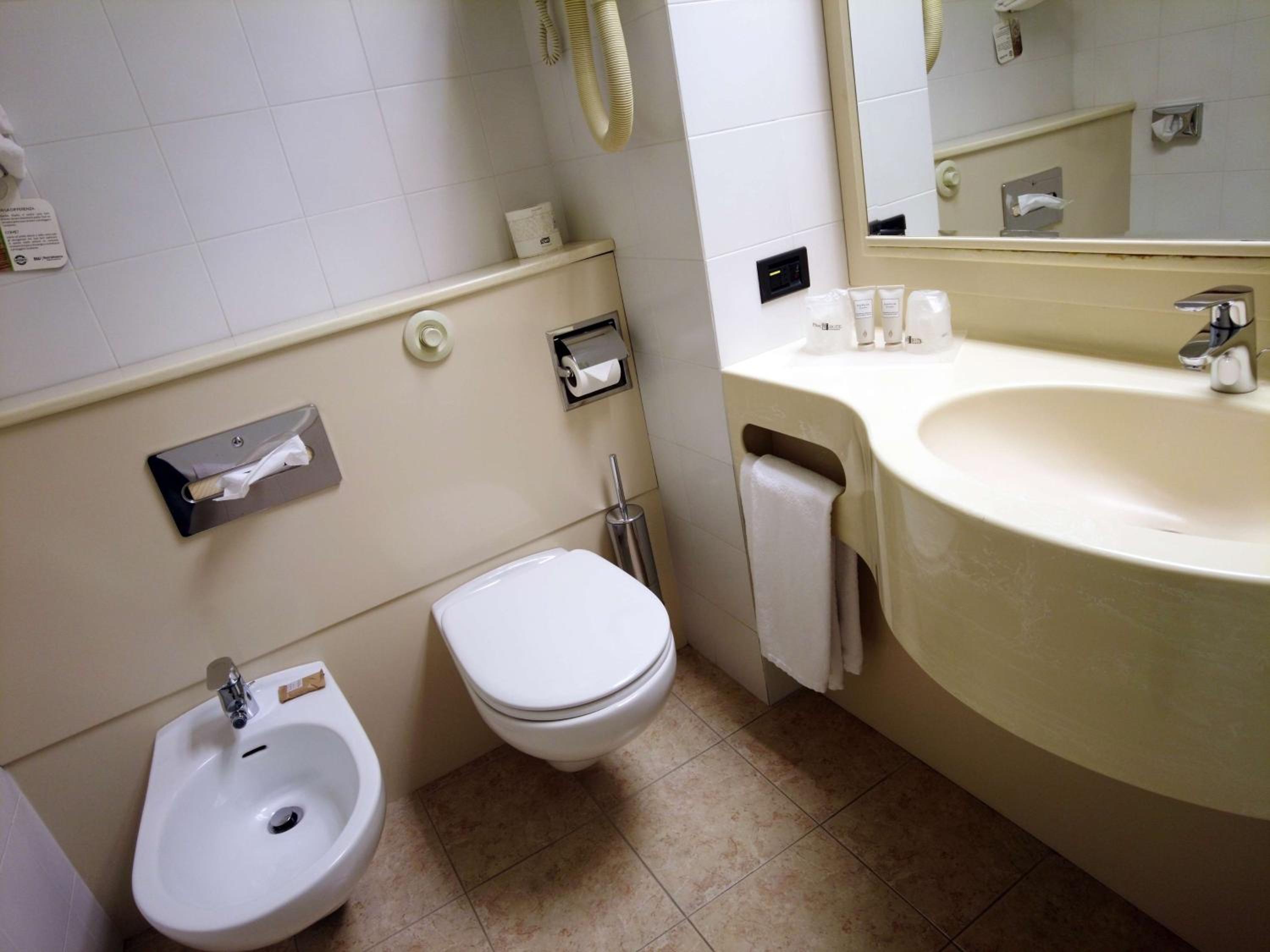 Standard King Room - Photo 4