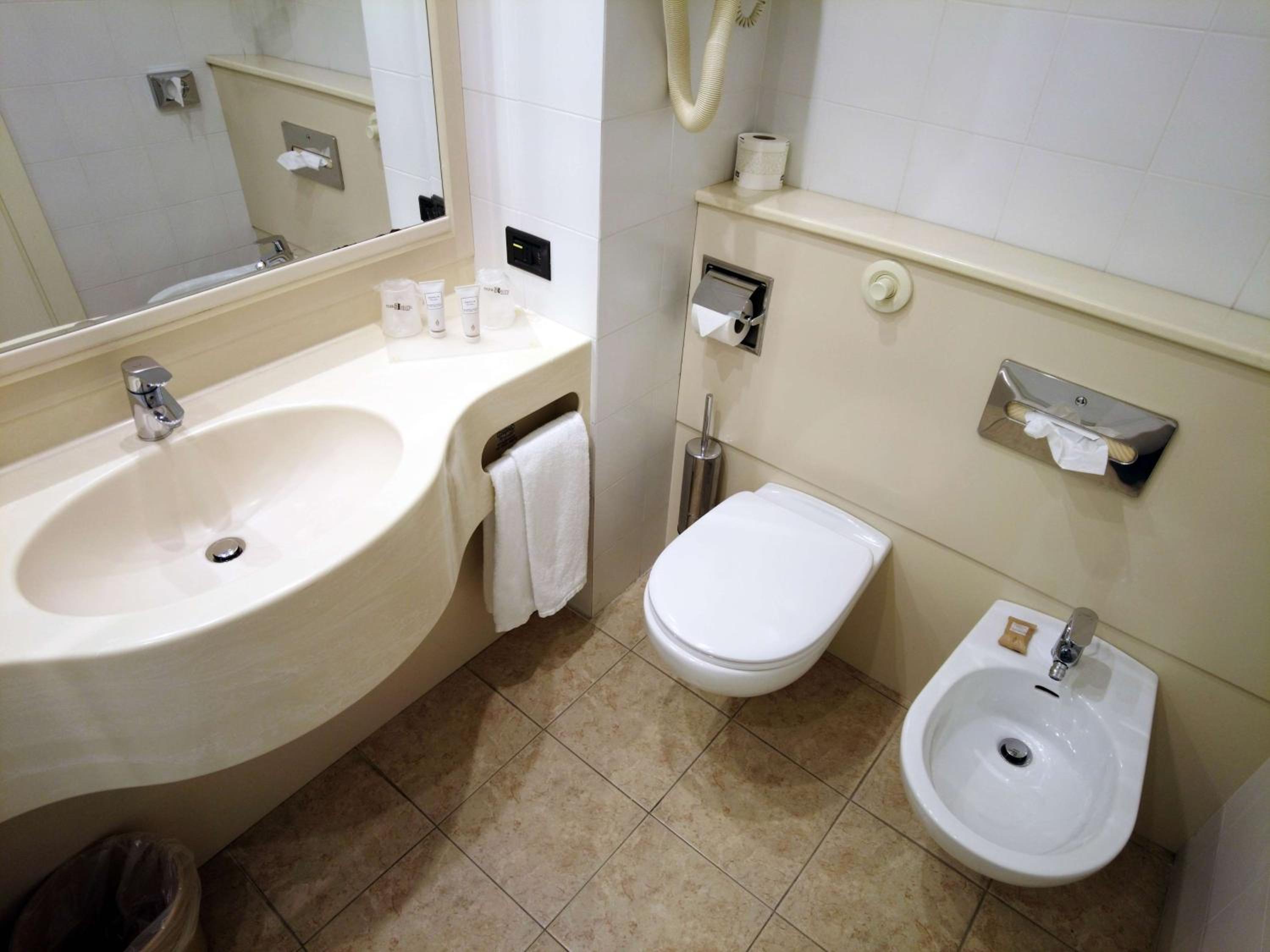 Standard King Room - Photo 11