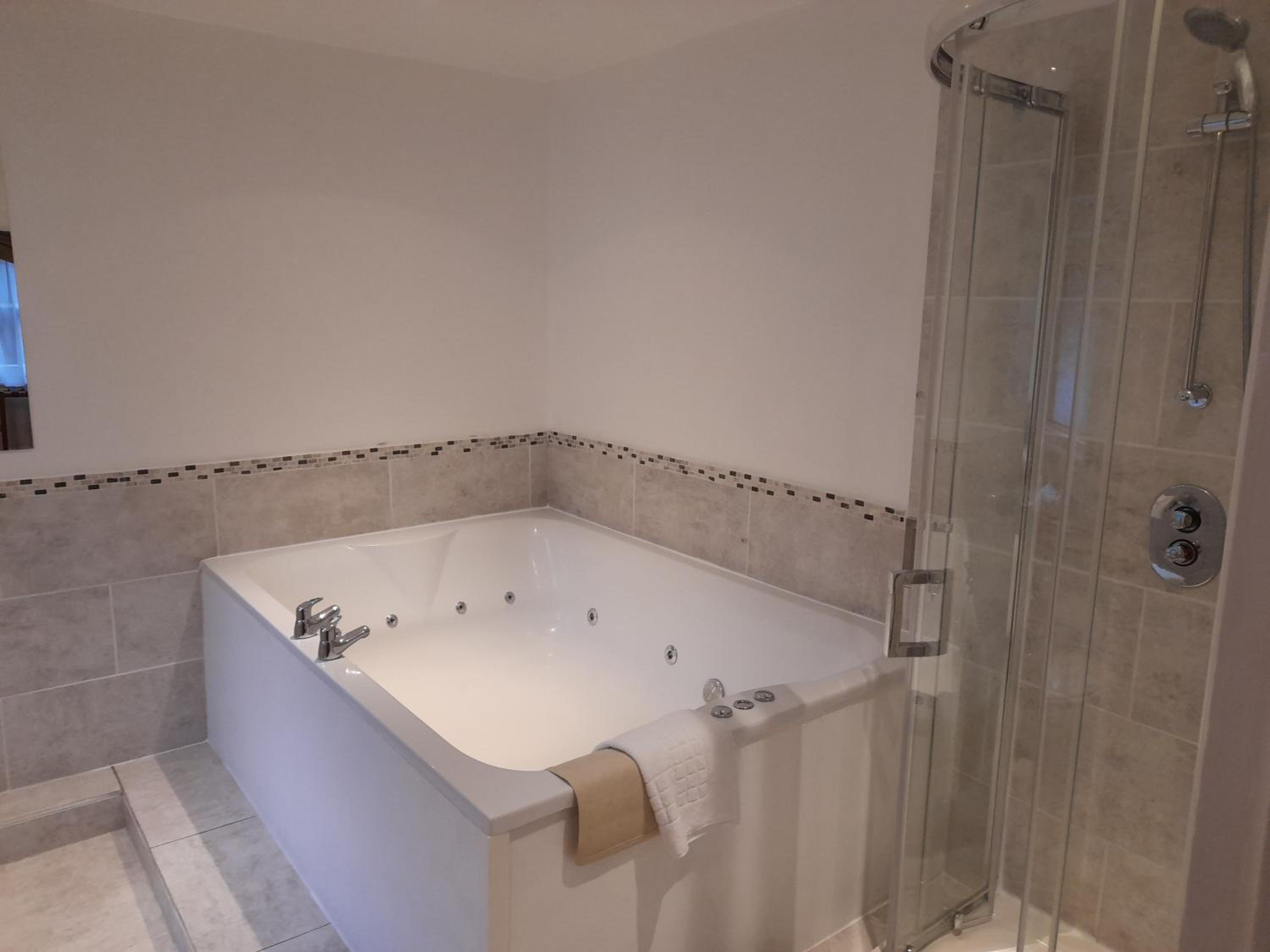 Suite with Spa Bath - Photo 4