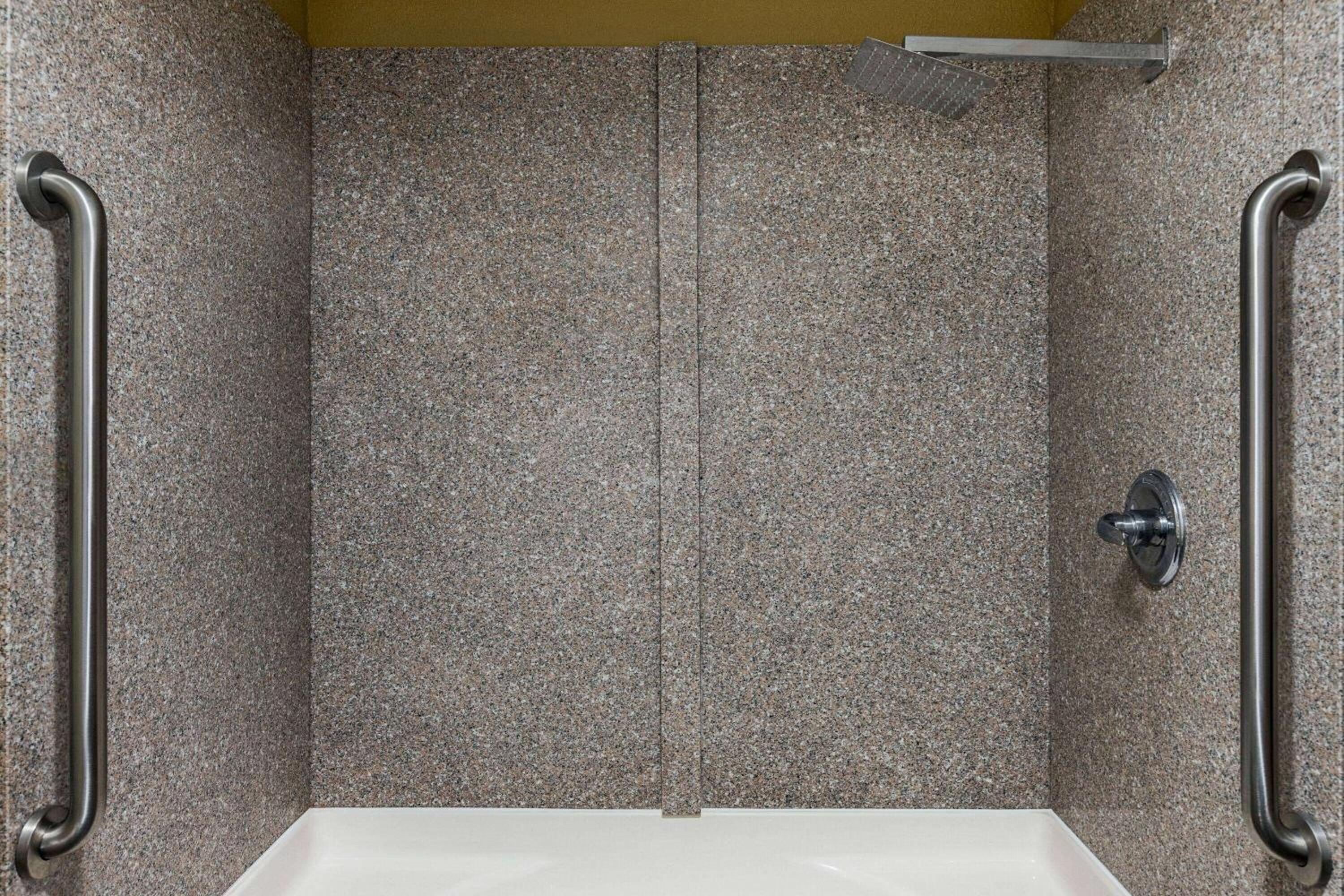 1 King Bed, Mobility/Hearing Accessible Room, Bathtub w/ Grab Bars, Non-Smoking - Photo 4