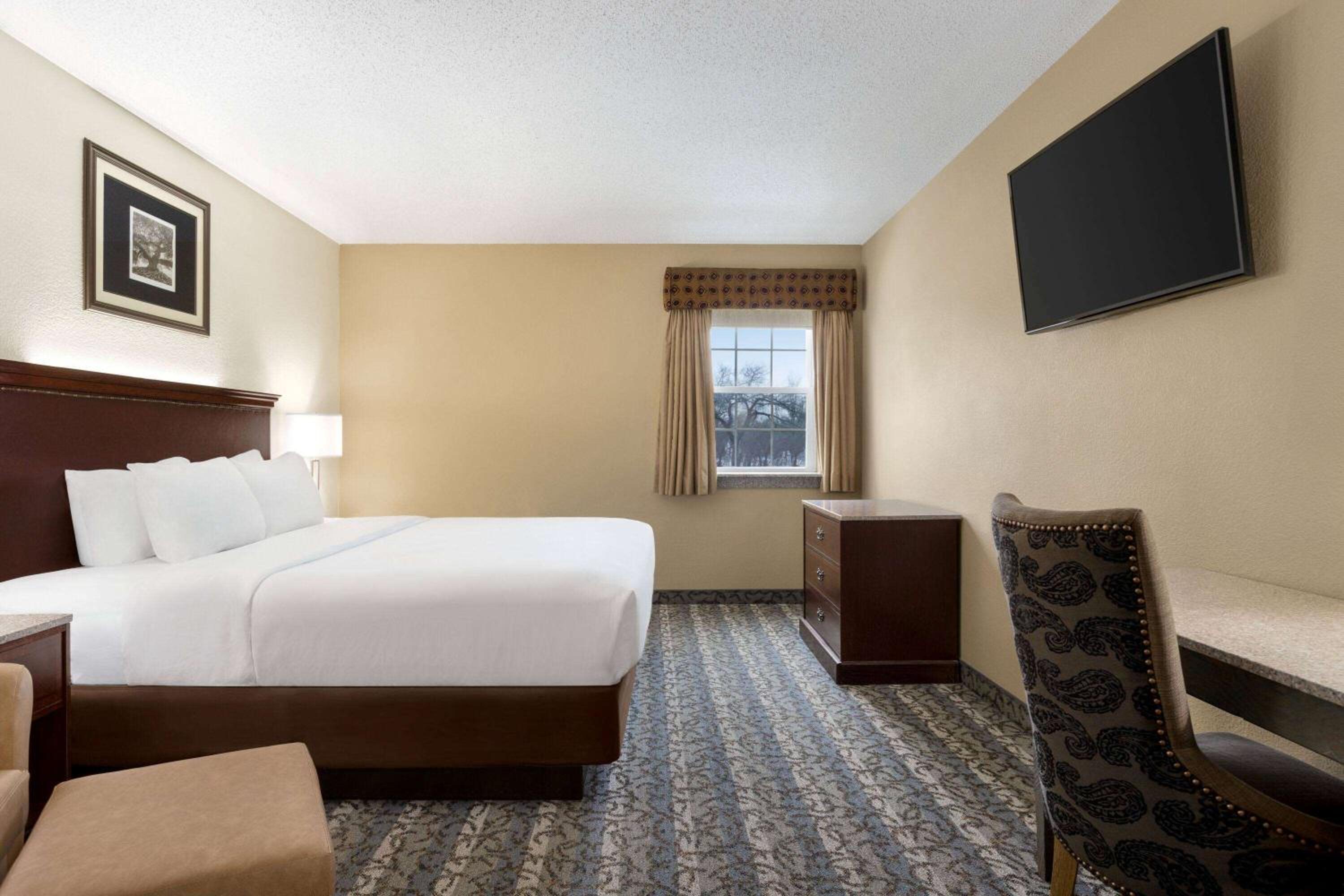 1 King Bed, Mobility/Hearing Accessible Room, Bathtub w/ Grab Bars, Non-Smoking - Photo 1