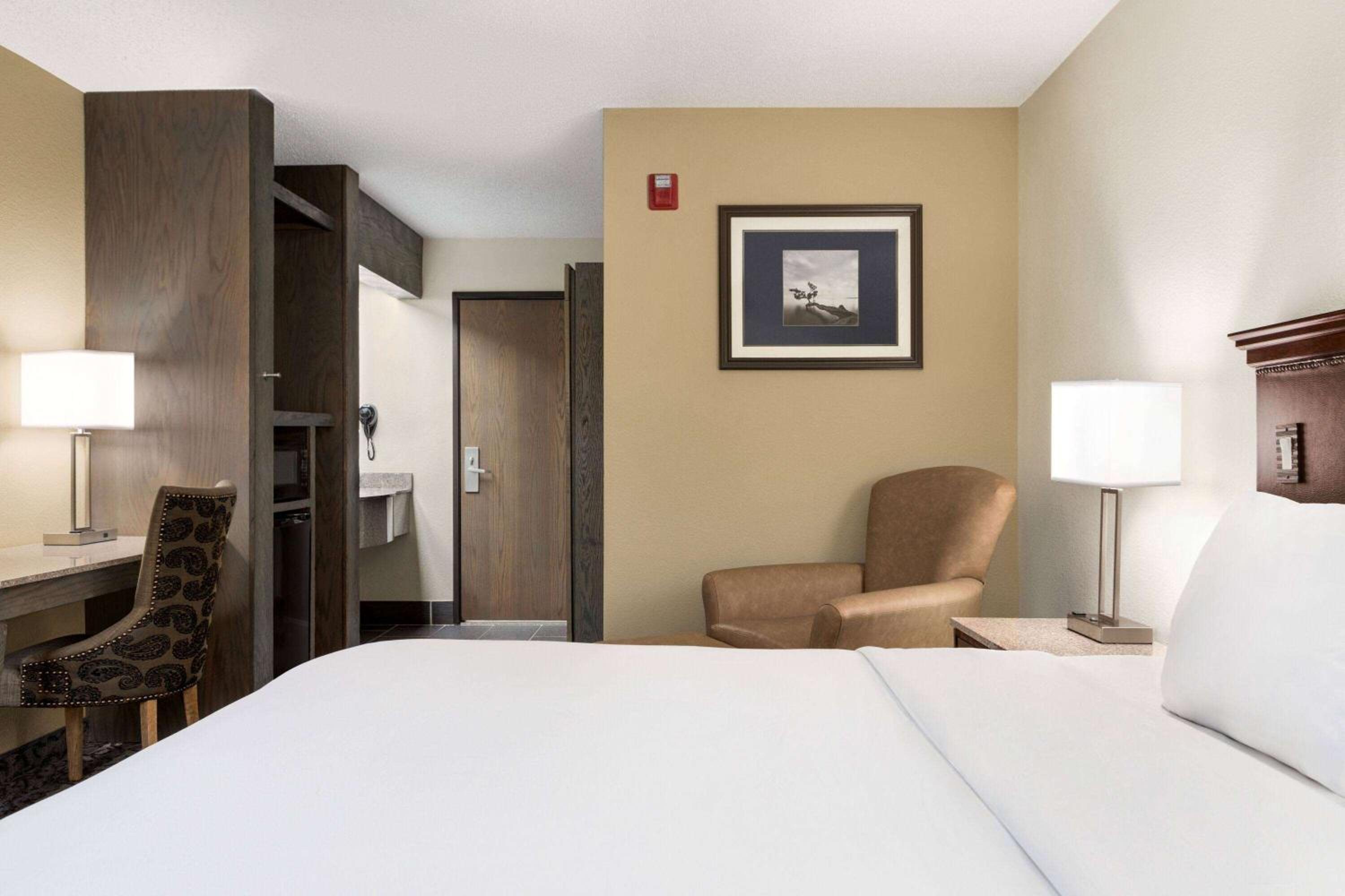 1 King Bed, Mobility/Hearing Accessible Room, Bathtub w/ Grab Bars, Non-Smoking - Photo 2