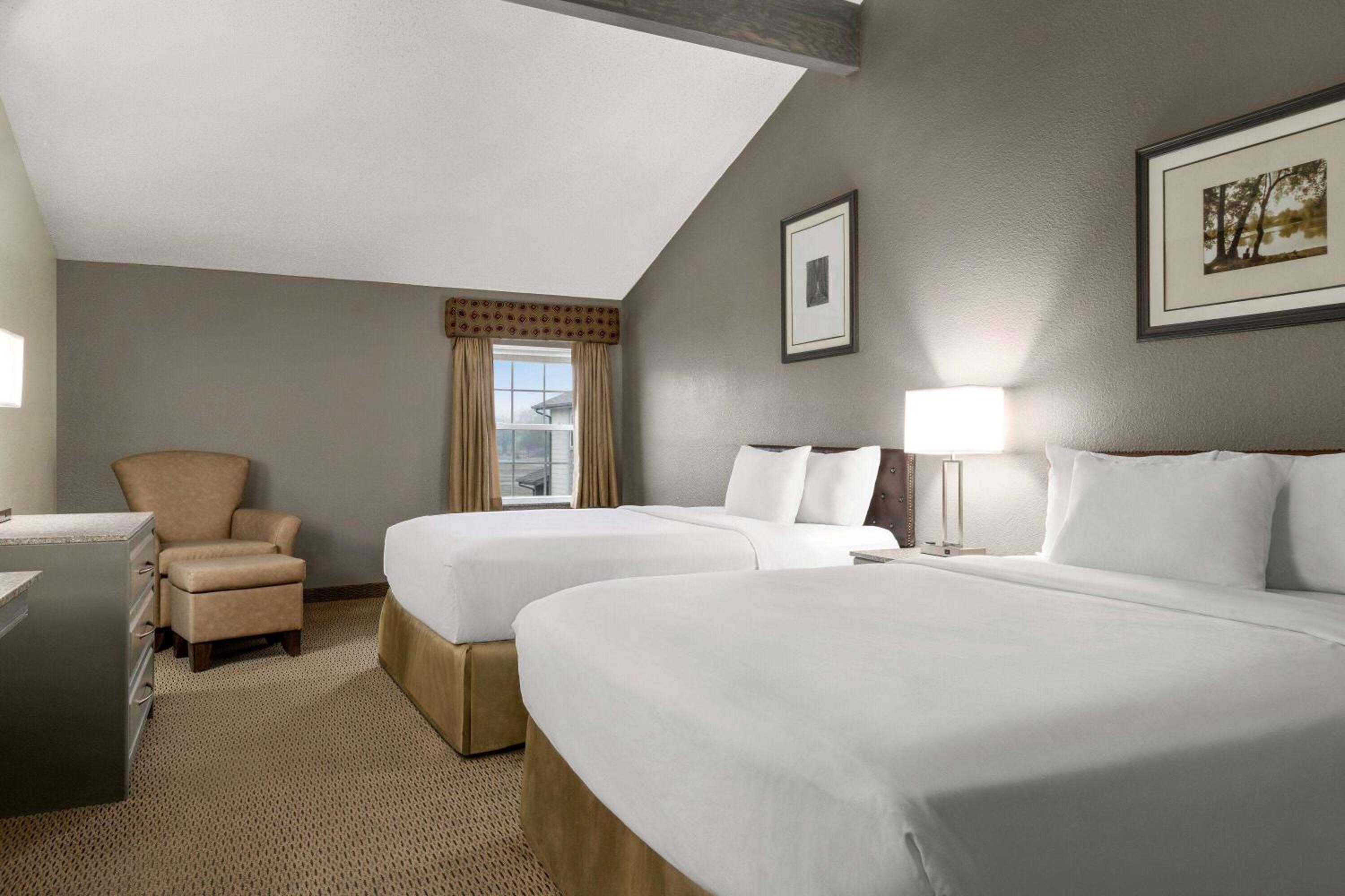 2 Queen Beds, Deluxe, Non-Smoking - Photo 2