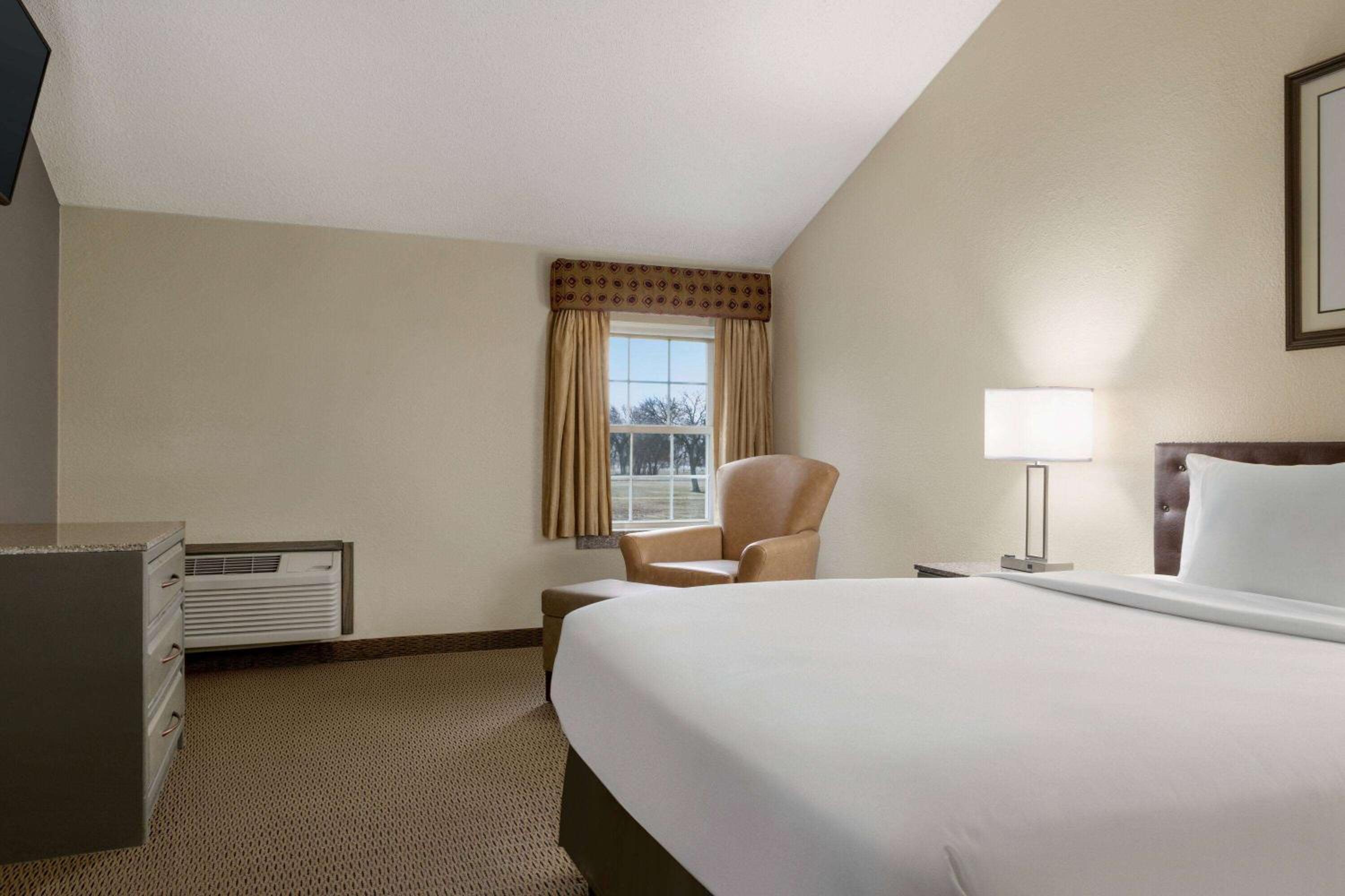 King Room - Non-Smoking - Photo 6