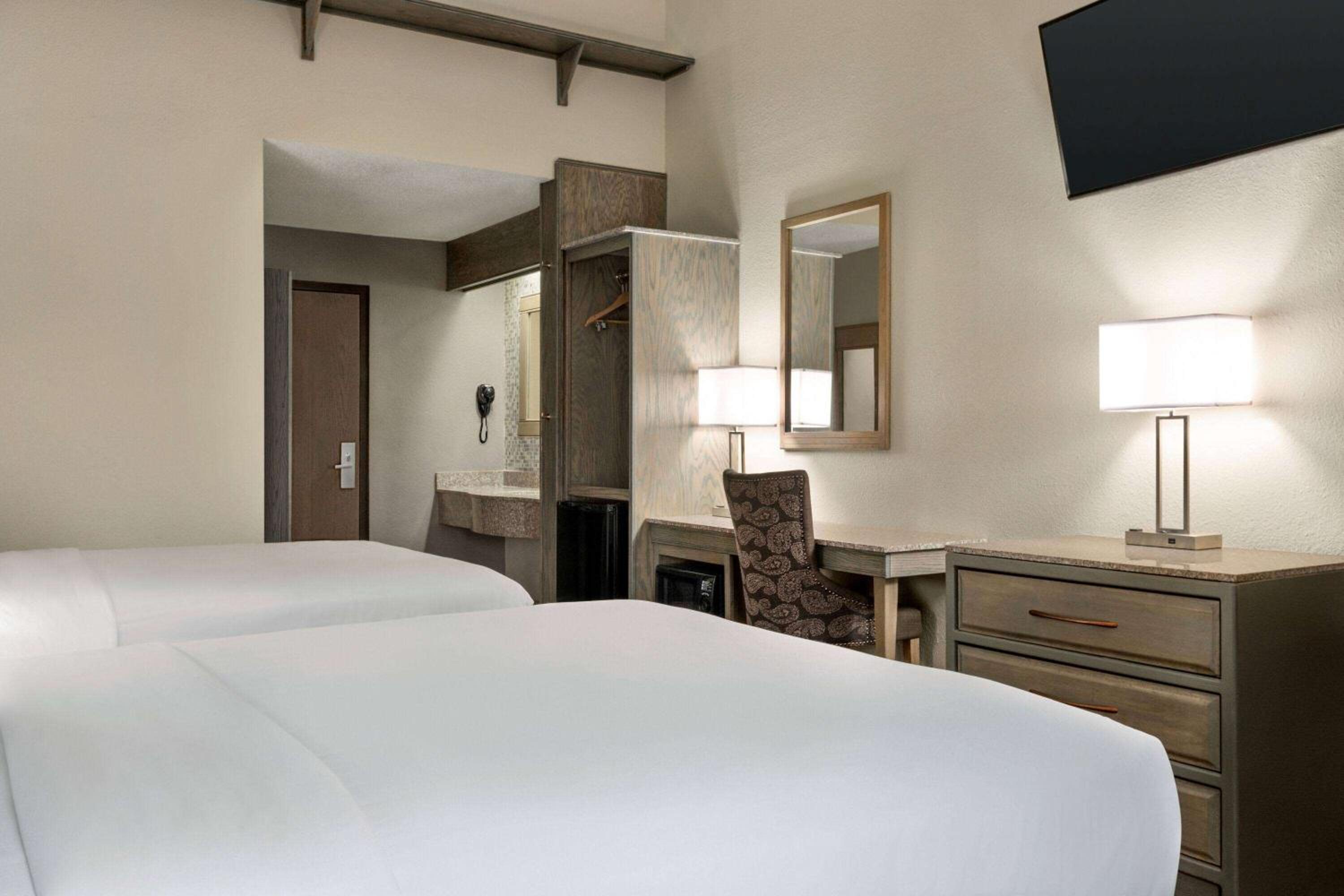 2 Queen Beds, Deluxe, Non-Smoking - Photo 3