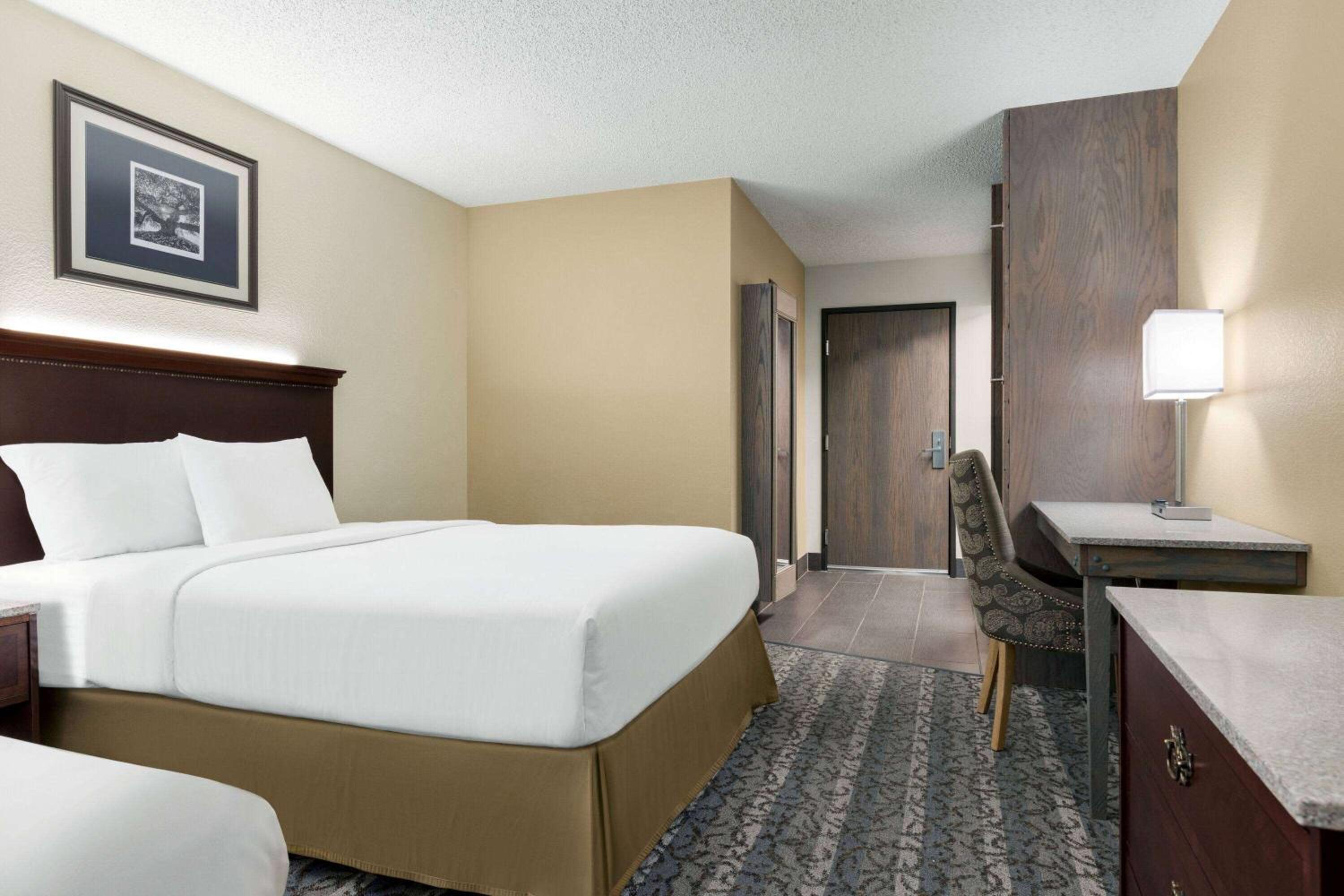 Queen Room with Two Queen Beds - Non-Smoking - Photo 1