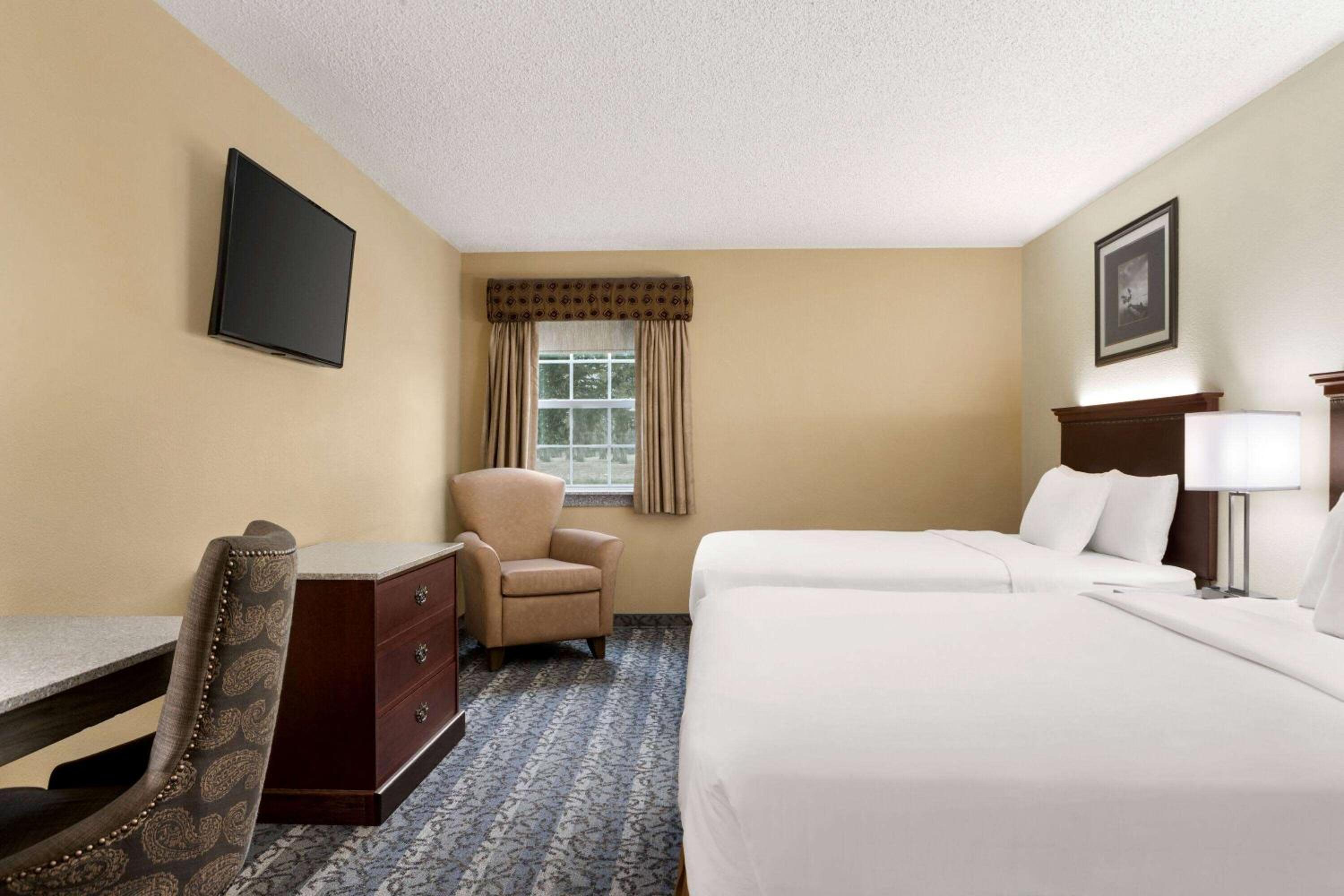 Queen Room with Two Queen Beds - Non-Smoking - Photo 3