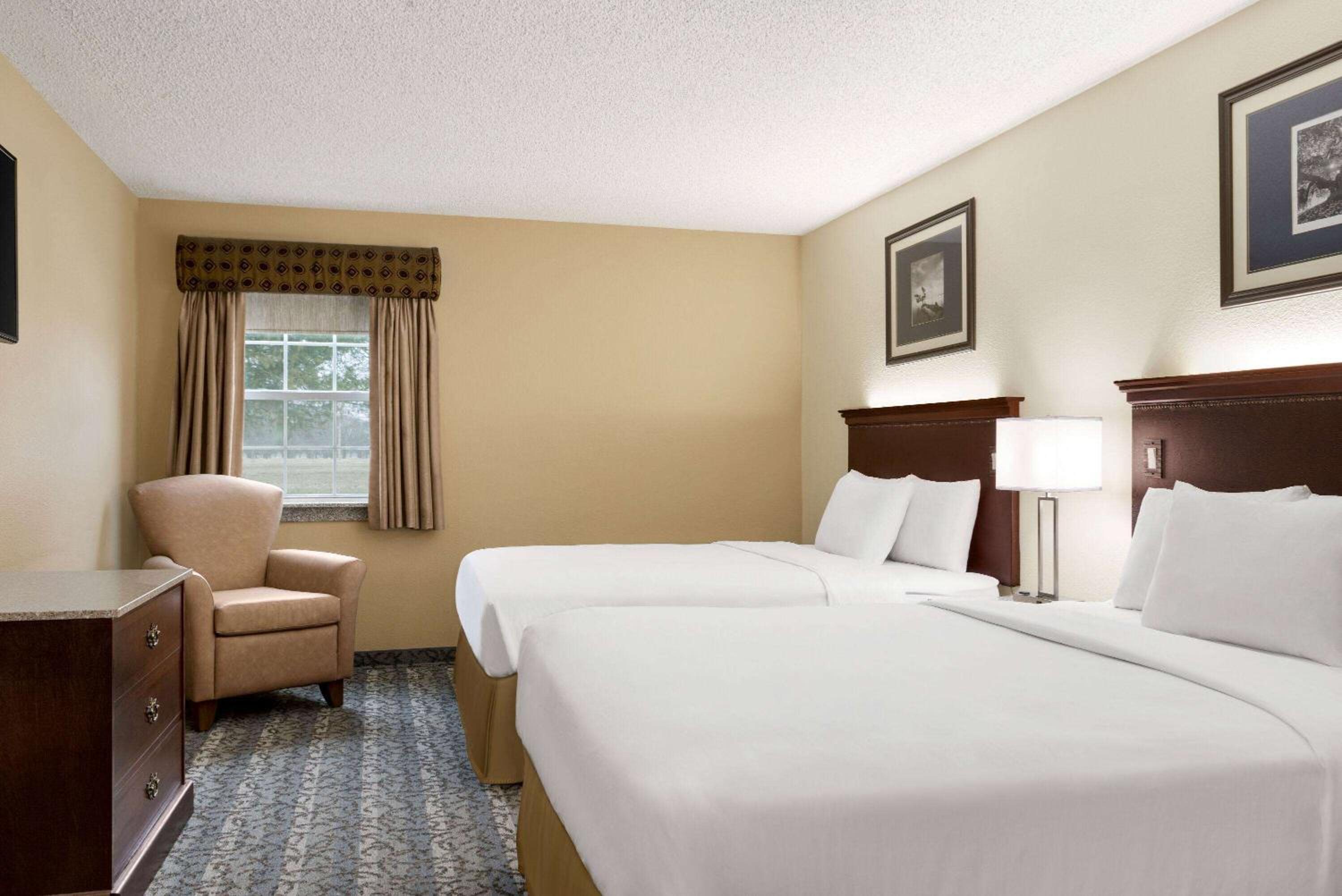 Queen Room with Two Queen Beds - Non-Smoking - Photo 2