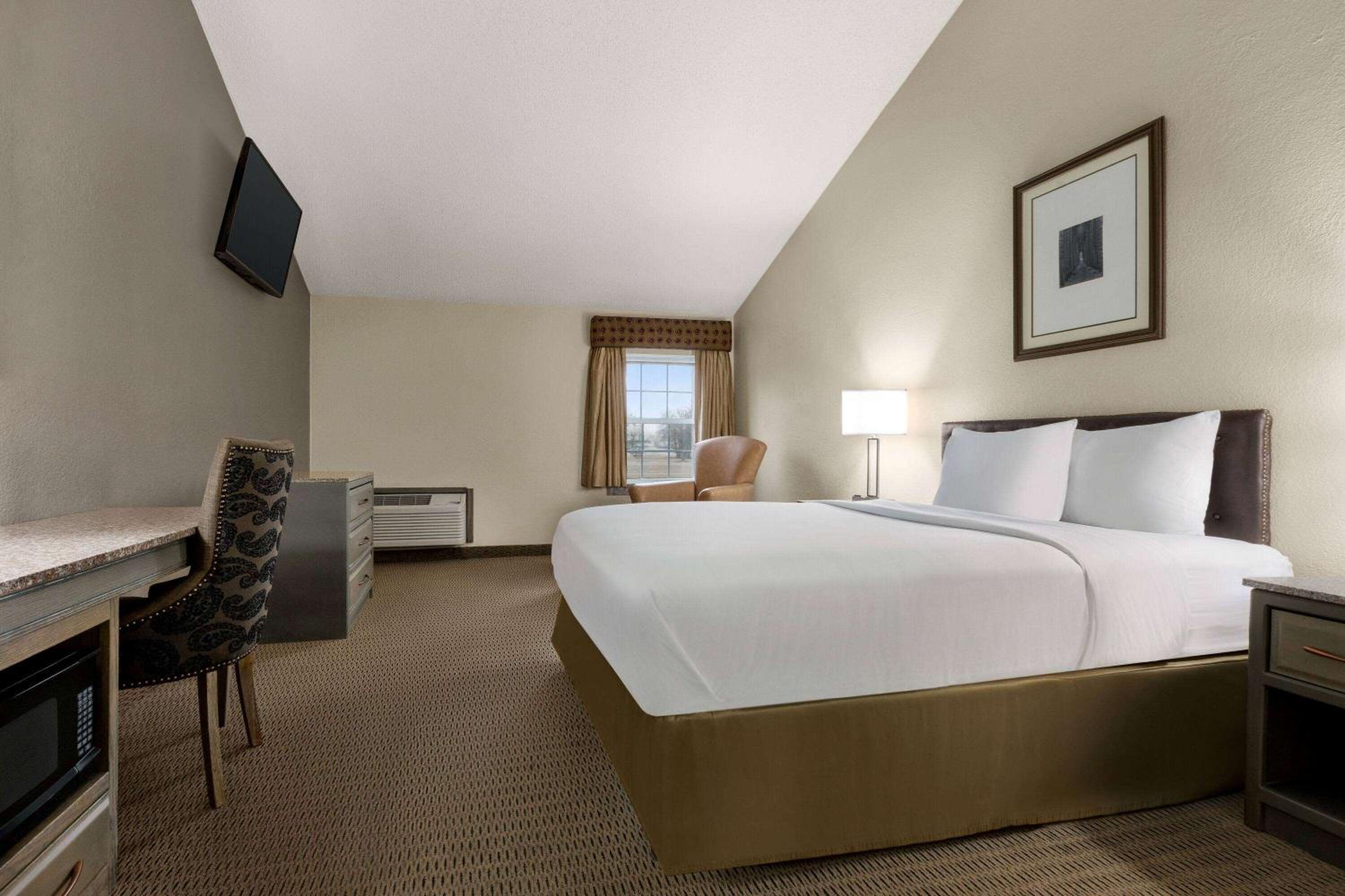 Deluxe King Room - Non-Smoking - Photo 1