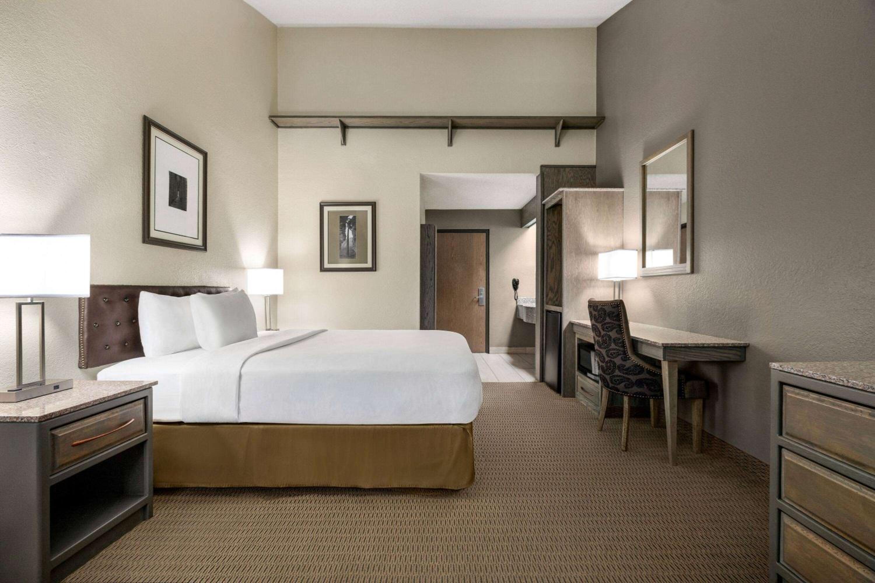 Deluxe King Room - Non-Smoking - Photo 6
