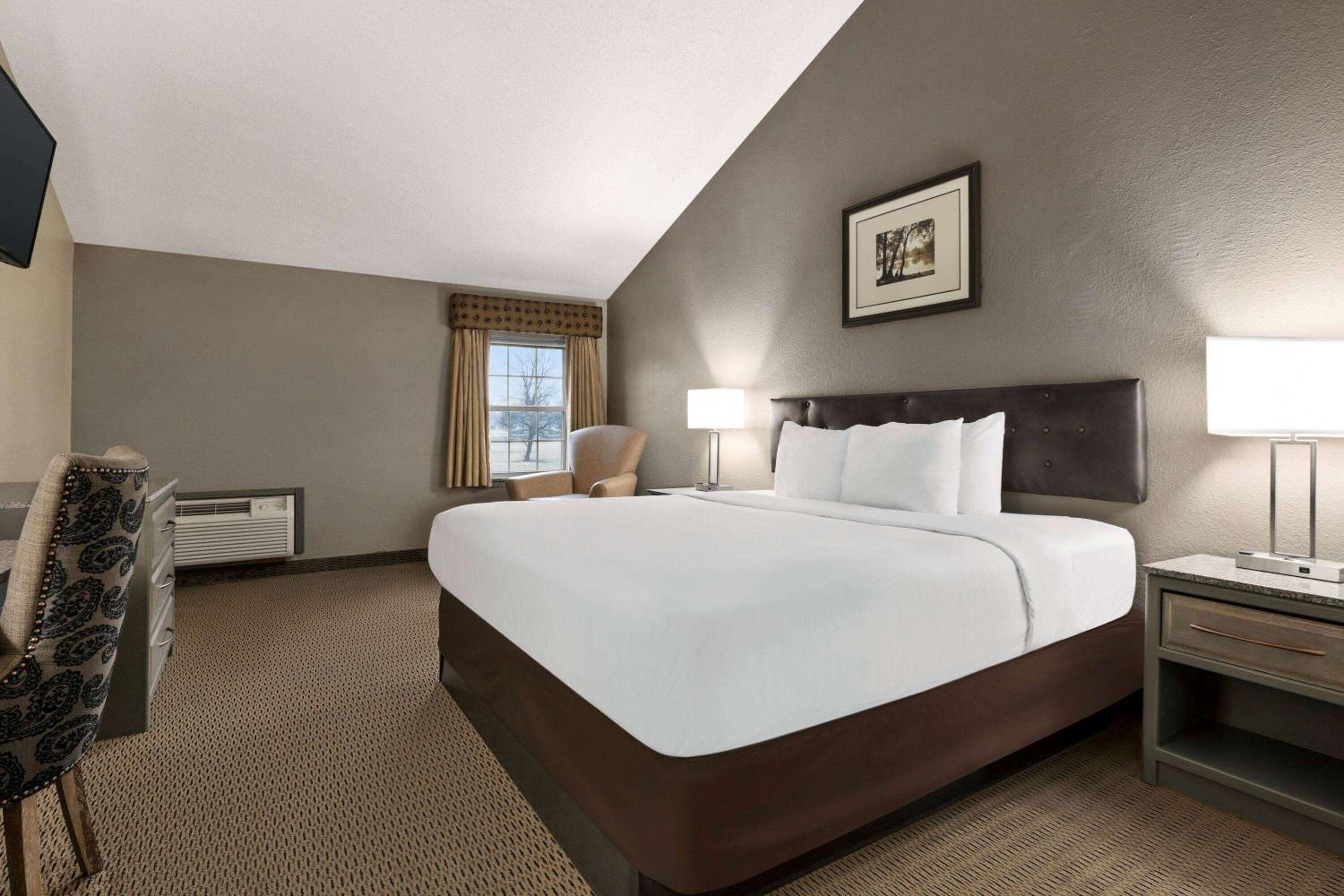 Deluxe King Room - Non-Smoking - Photo 5