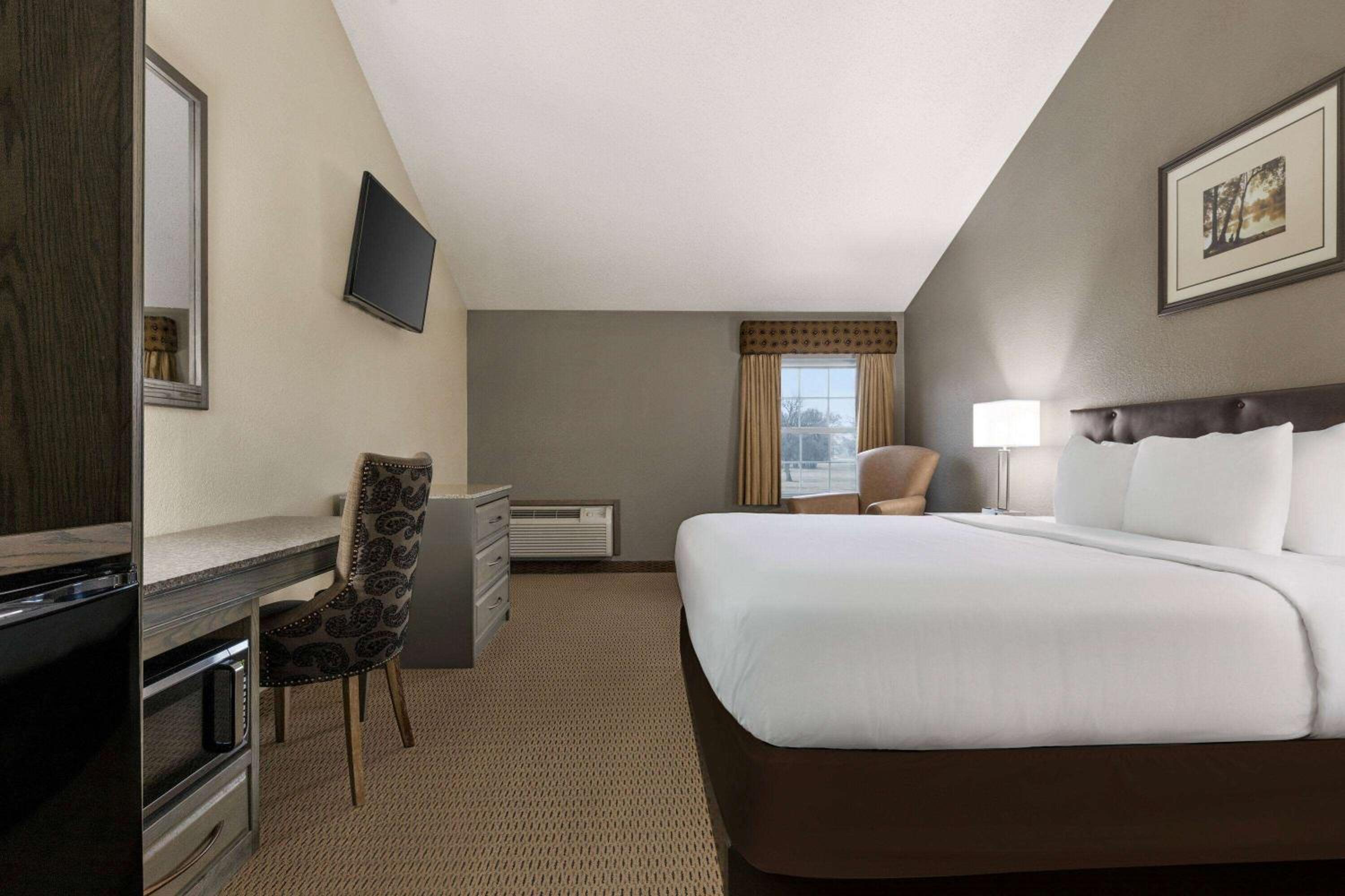 Deluxe King Room - Non-Smoking - Photo 2