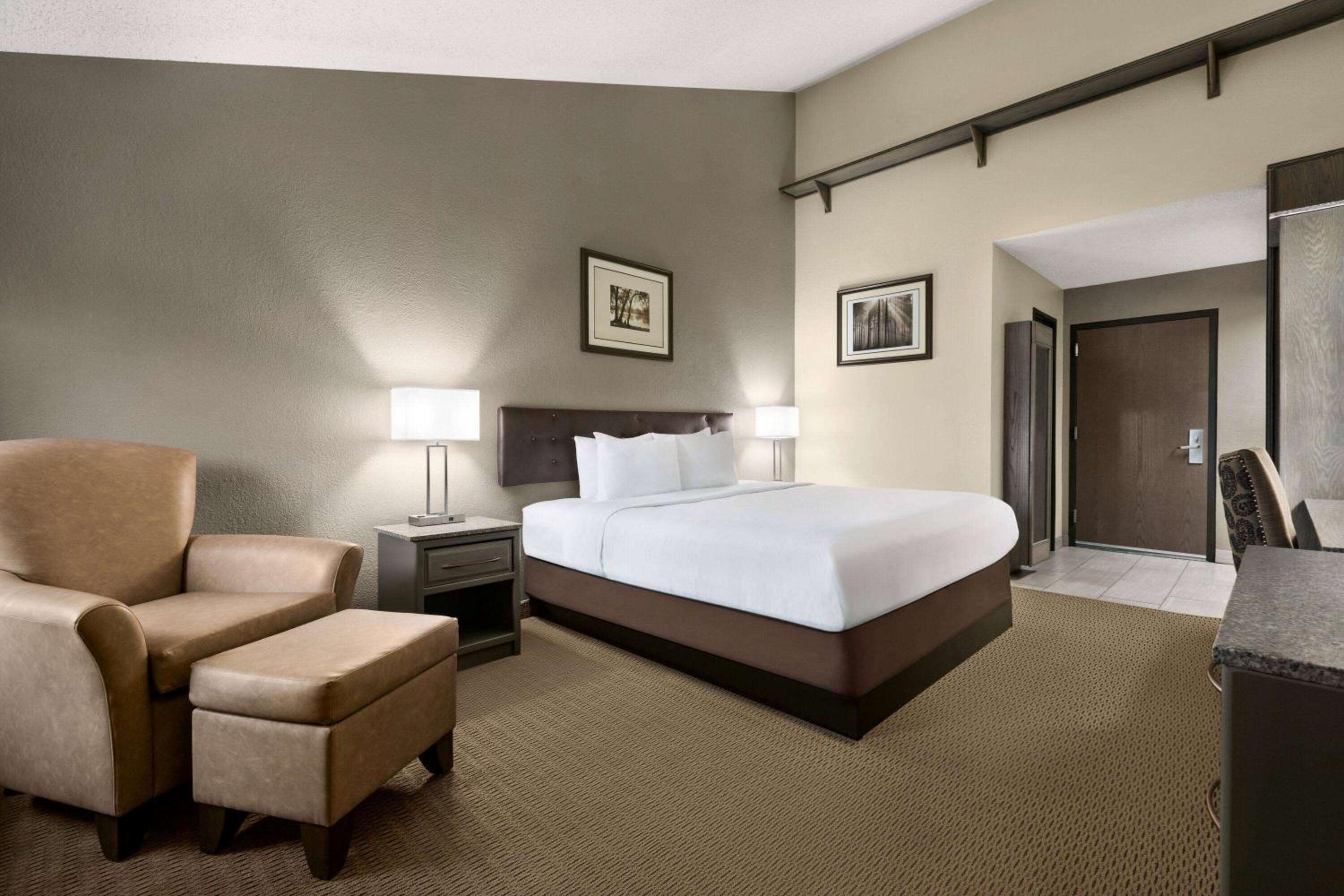 Deluxe Queen Room - Non-Smoking - Photo 1