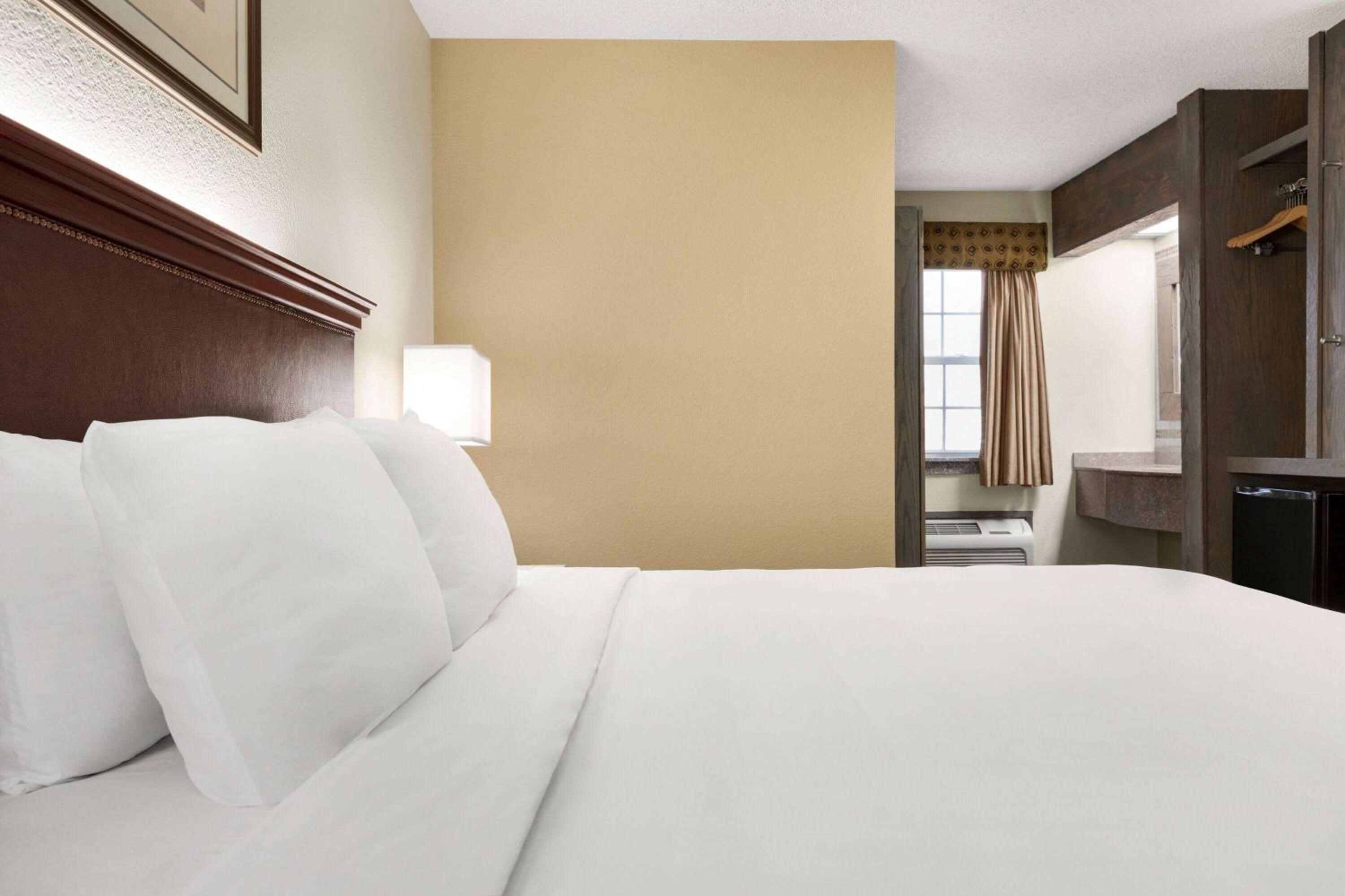 King Room - Non-Smoking - Photo 2