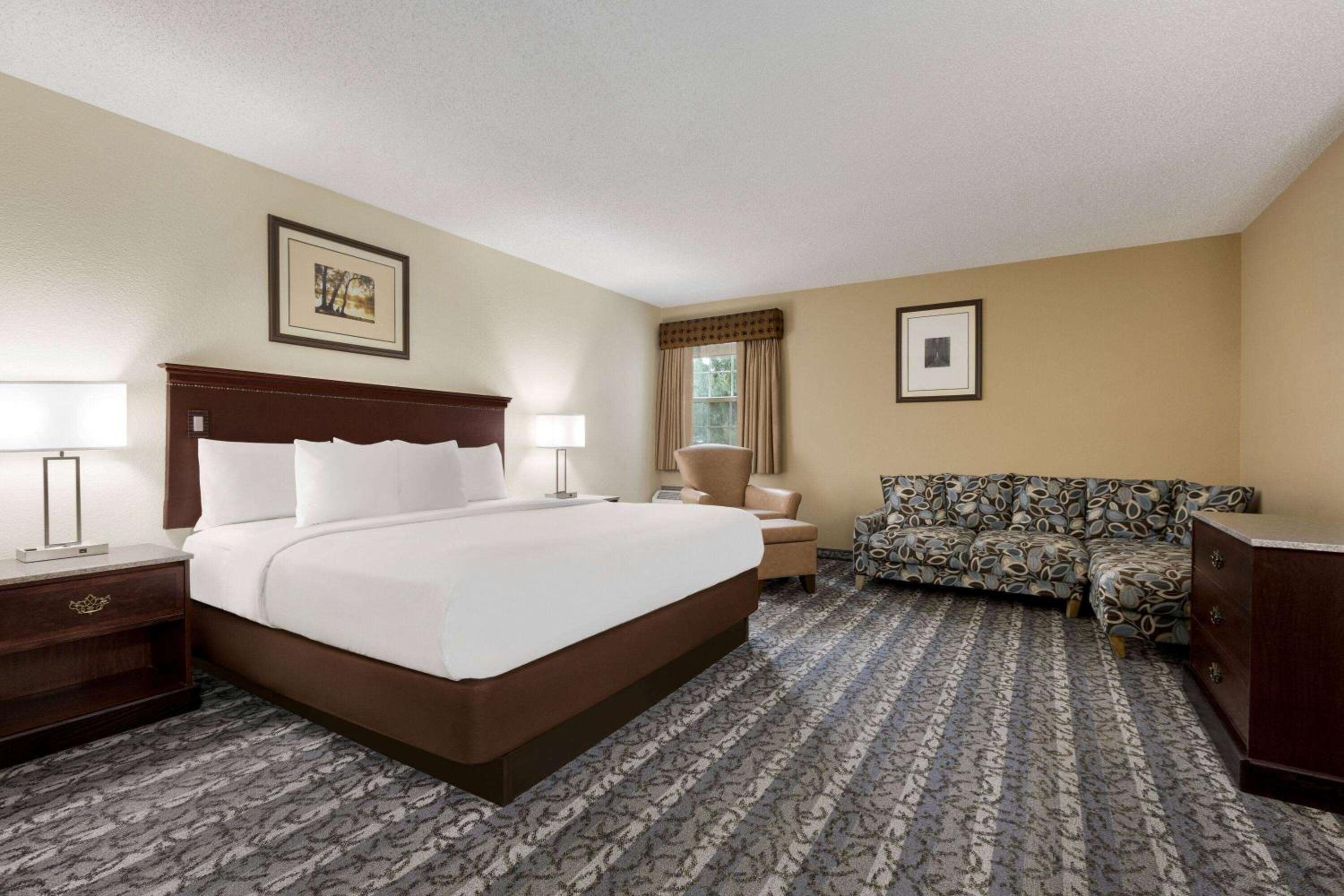 Premier King Room, Non-Smoking - Photo 5