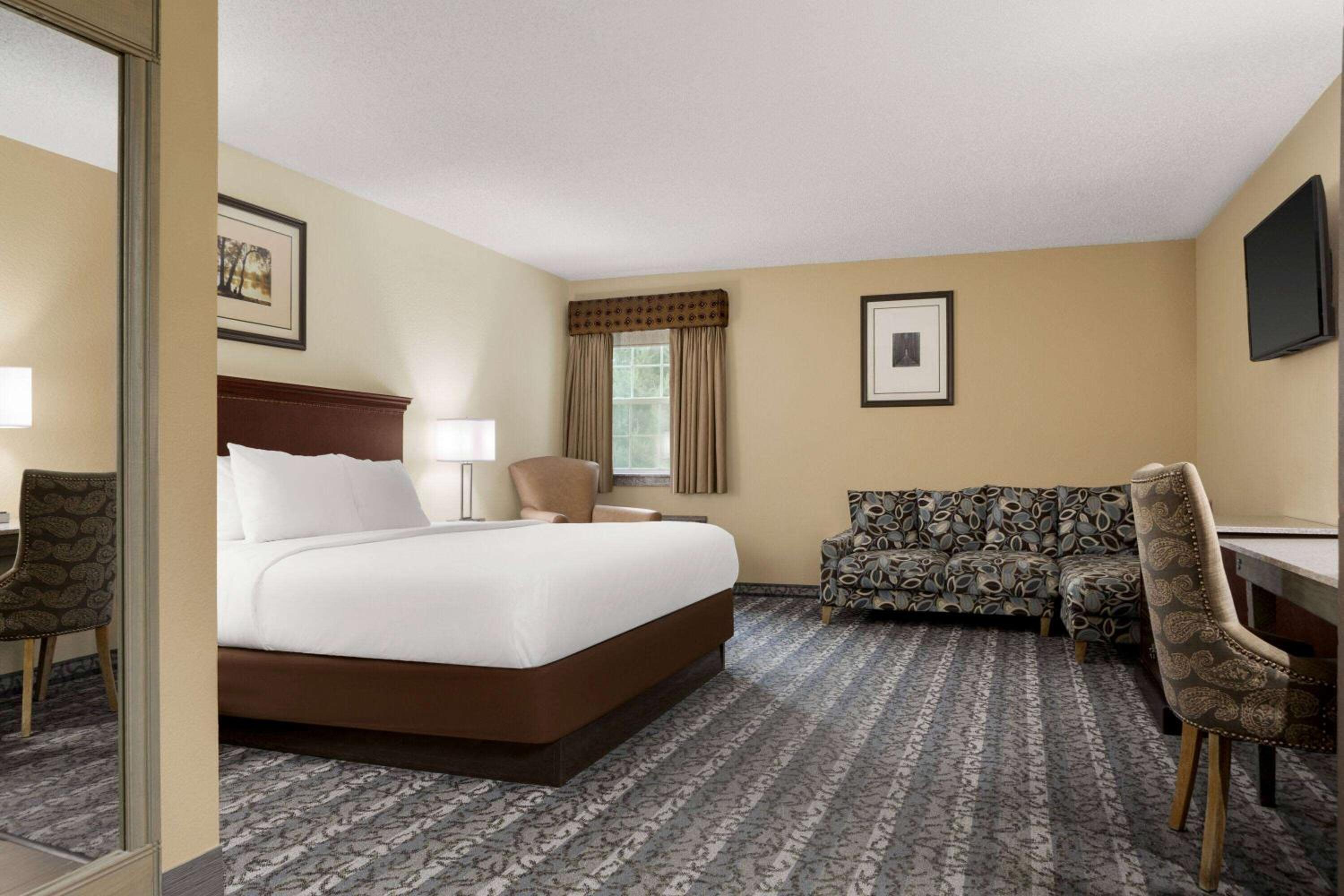Superior King Room - Non-Smoking - Photo 4