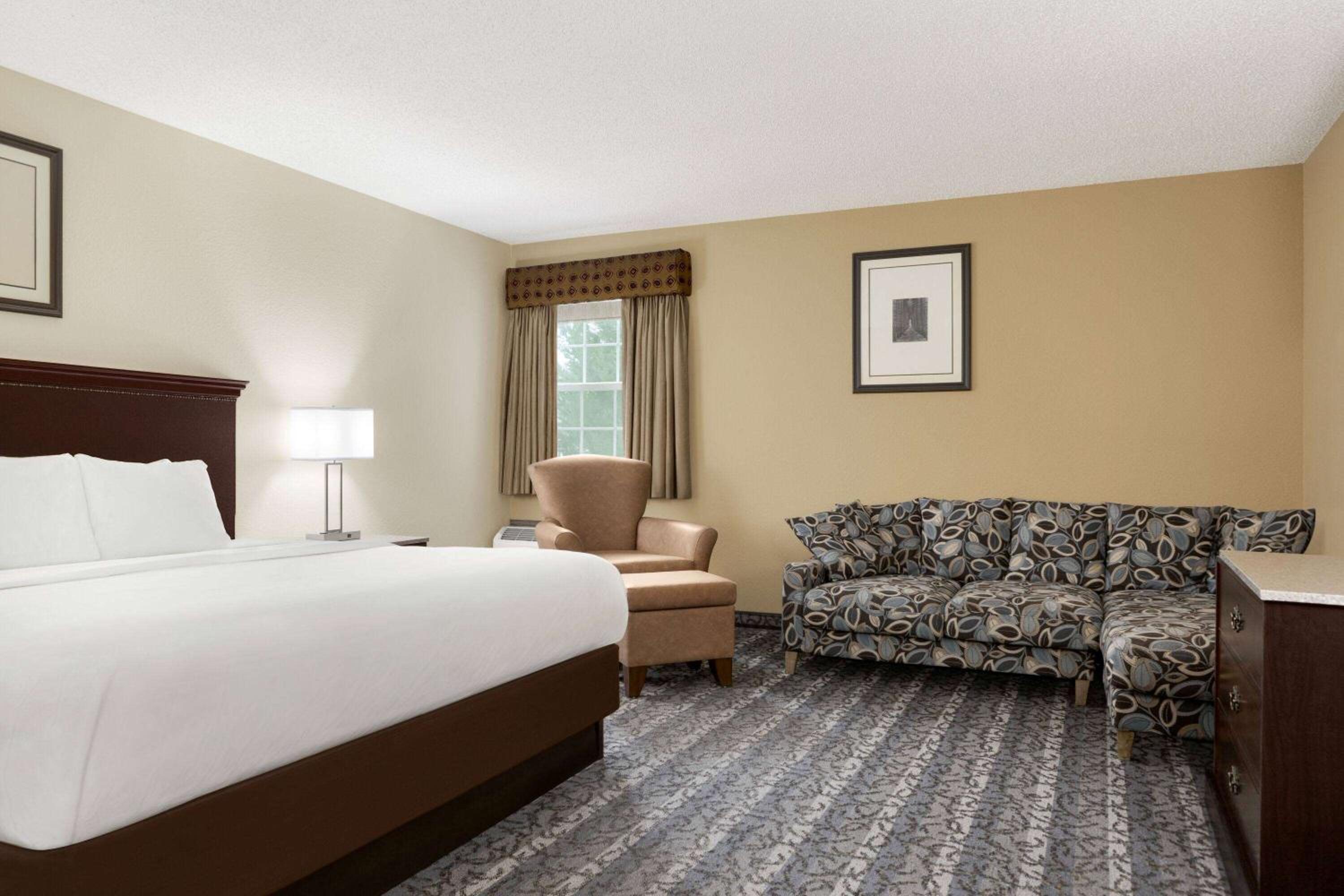 Premier King Room, Non-Smoking - Photo 2