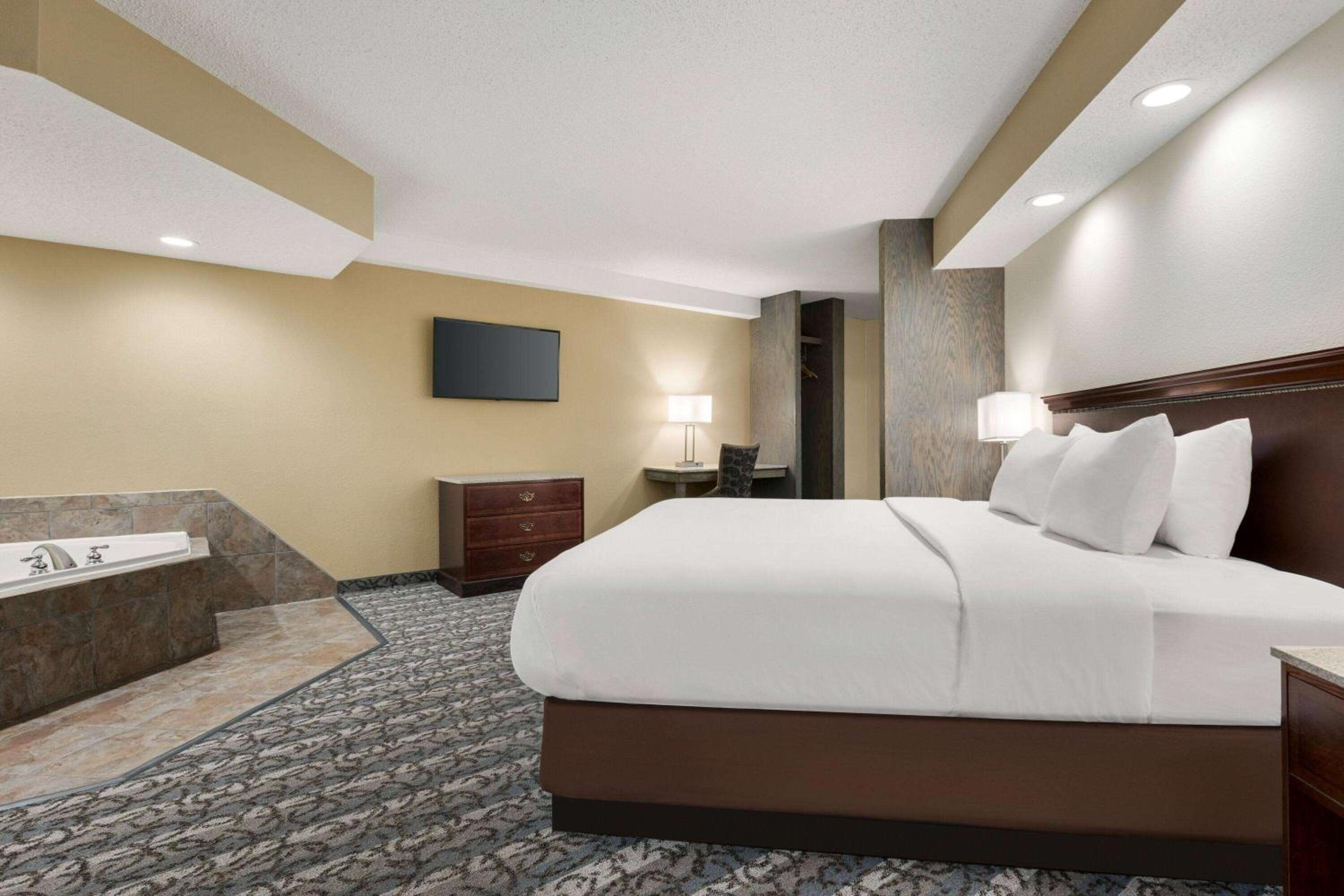 Premier King Room, Non-Smoking - Photo 3