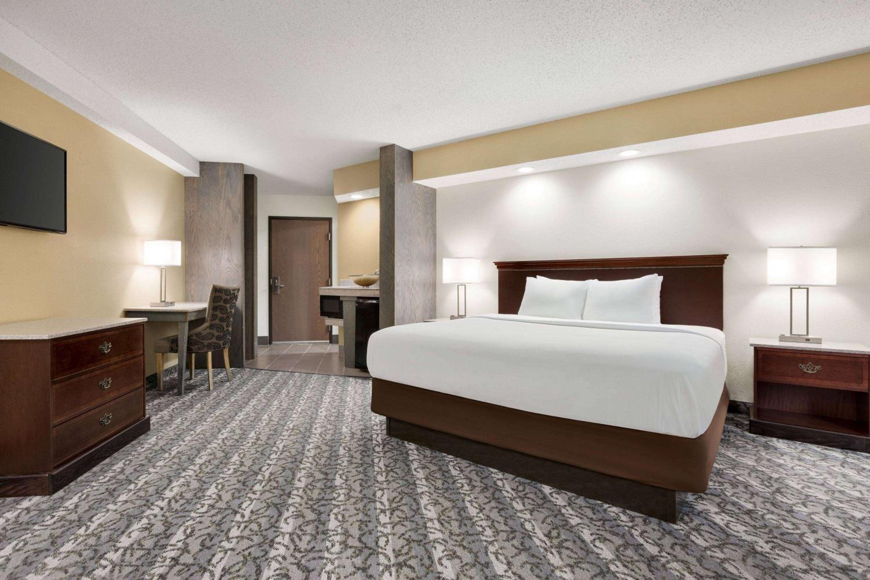 Premier King Room, Non-Smoking - Photo 4