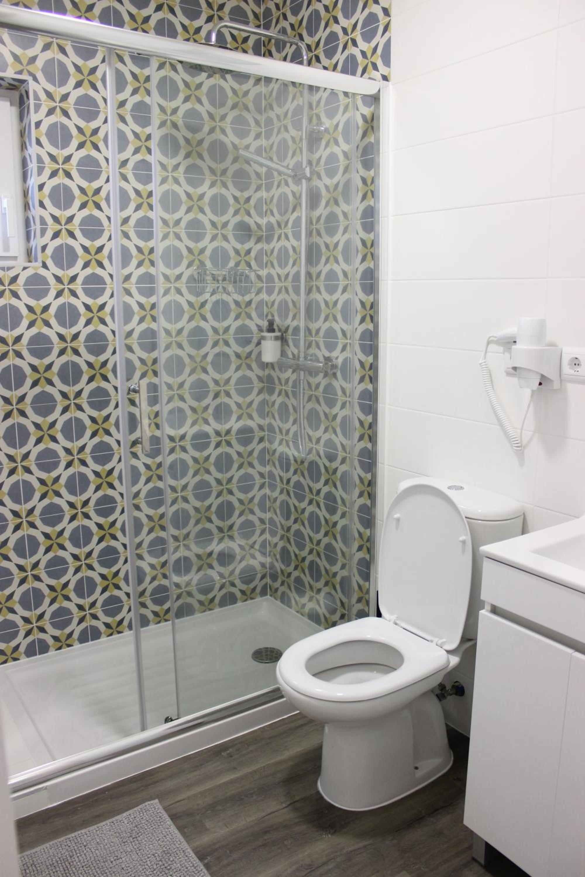 Double or Twin Room with Private Bathroom - Photo 5